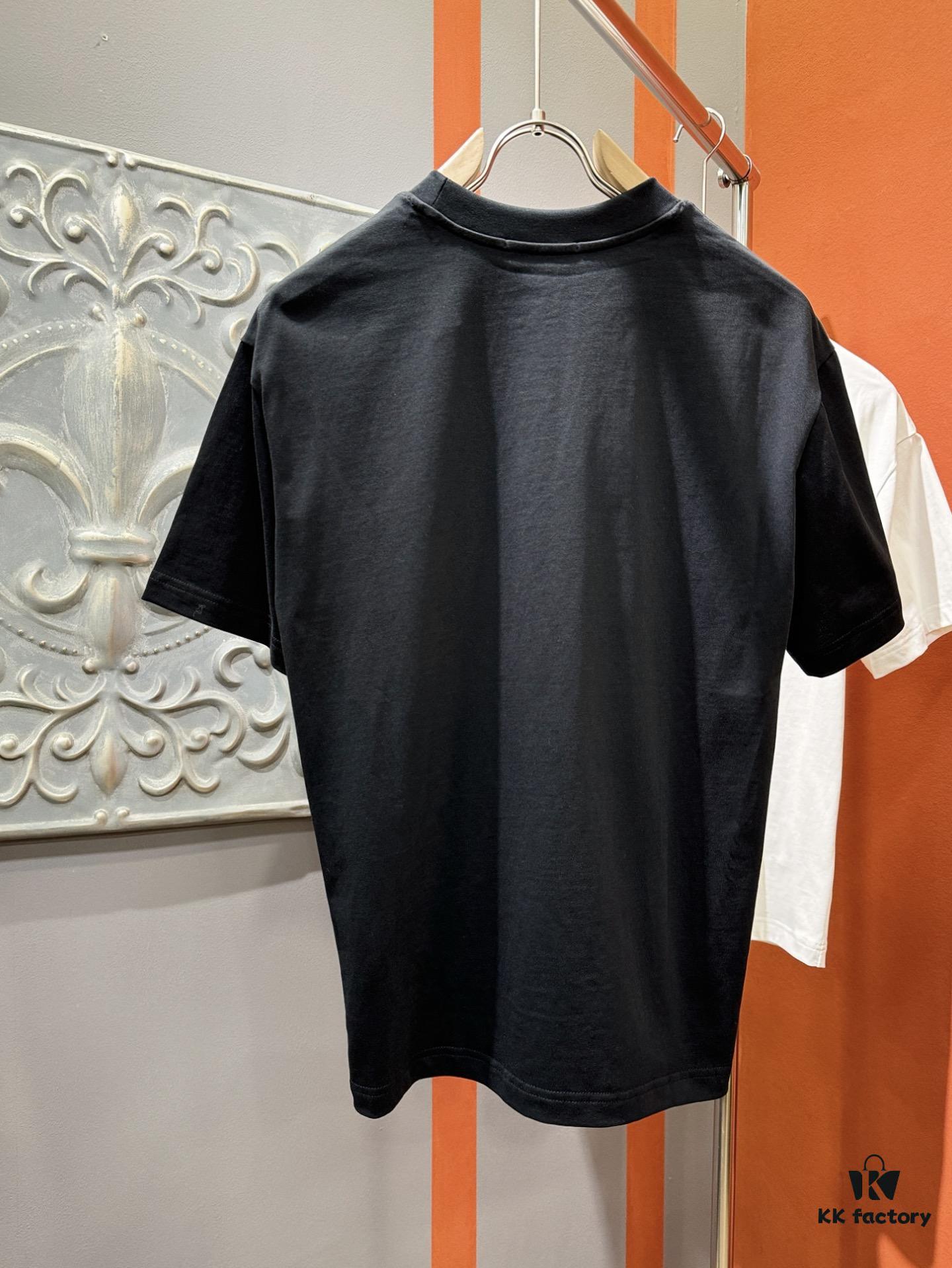 PRADA 2025 Spring/Summer New Short Sleeve T-Shirt! Runway-Inspired Fashion Casual Tee with Signature Logo Design! Premium 100% Cotton Fabric, Soft and Skin-Friendly Texture, Exceptional Comfort and Breathability – Truly Irresistible in Person! Relaxed Fit with Slightly Dropped Shoulder and Round Neck, Gender-Neutral Unisex Cut for Couples, Redefining Contemporary Style! Distinct from Market Versions, Complete with Three Authentic Labels, Unisex Design. High-End Collection!