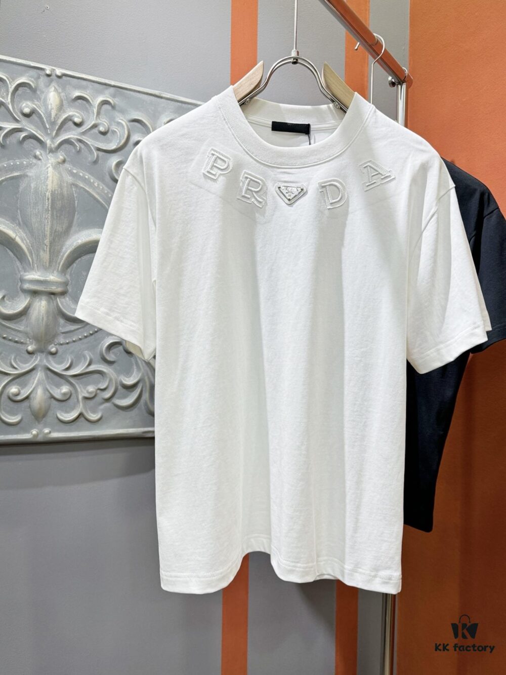 PRADA 2025 Spring/Summer New Short Sleeve T-Shirt! Runway Design Fashion Casual Tee with Signature Logo – Soft 100% Cotton, Unisex Loose Fit