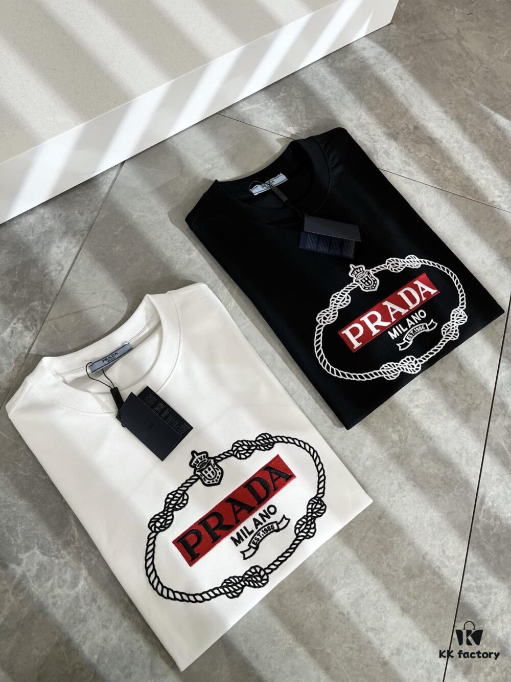 PRADA 2025 Spring/Summer New Unisex Short-Sleeve T-Shirt, Exclusive Online Launch