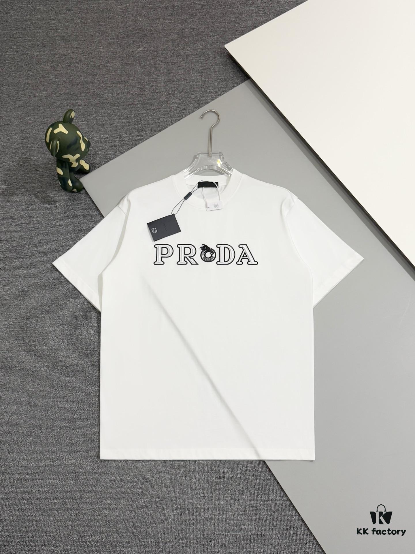 Prada High-Version SS25 Spring/Summer Collection, In-Store Exclusive, Channel Luxury Item, Embroidered Logo Relief Series, Slightly Oversized Round-Neck Short-Sleeve T-Shirt