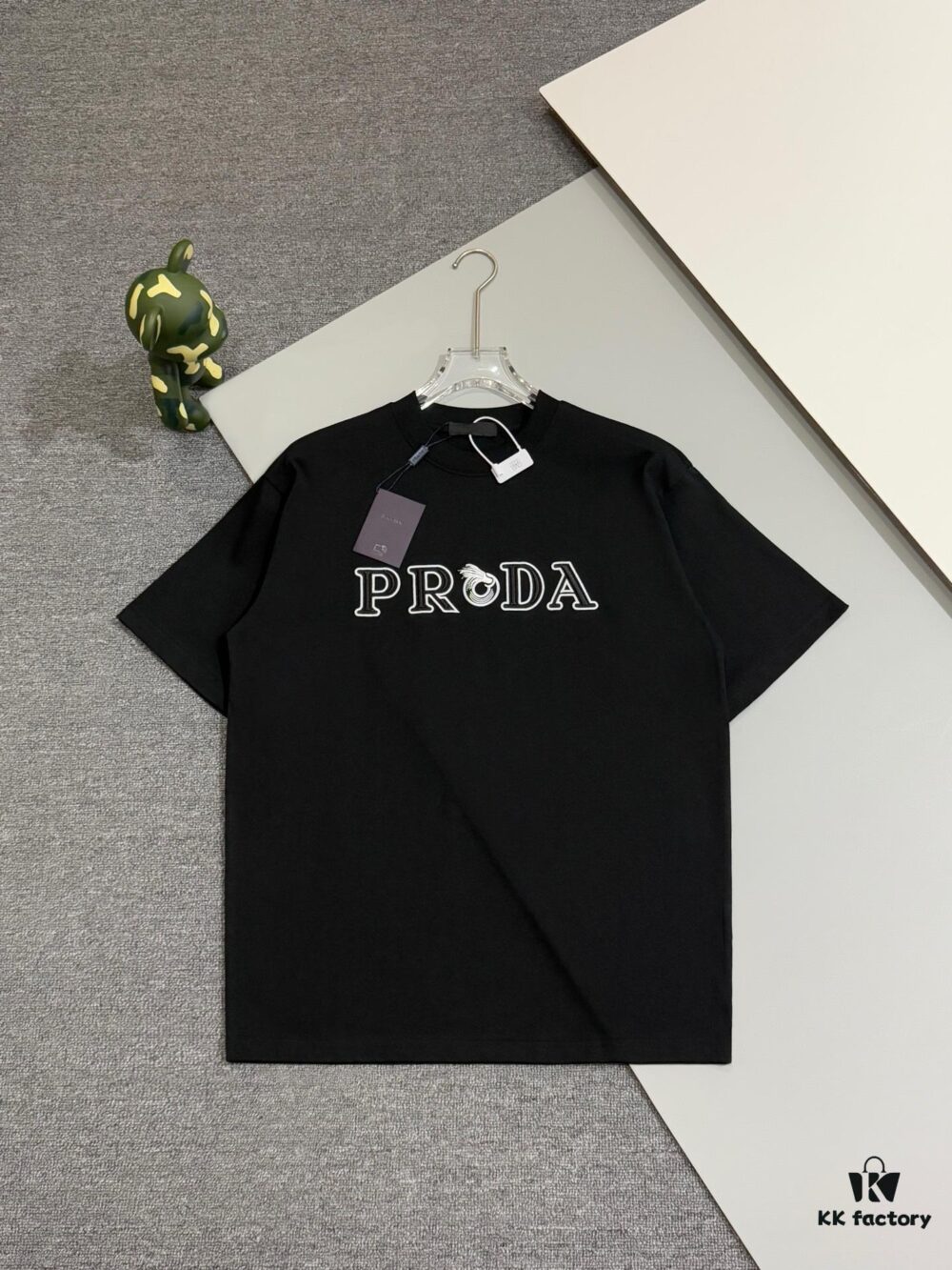 Prada High-Version SS25 Spring/Summer Collection, In-Store Stock, Premium Channel Release, Embroidered Relief Letter Design, Crew Neck Short-Sleeve T-Shirt with Slightly Relaxed Fit