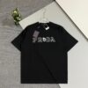 Prada High-Version SS25 Spring/Summer Collection, In-Store Stock, Premium Channel Release, Embroidered Relief Letter Design, Crew Neck Short-Sleeve T-Shirt with Slightly Relaxed Fit