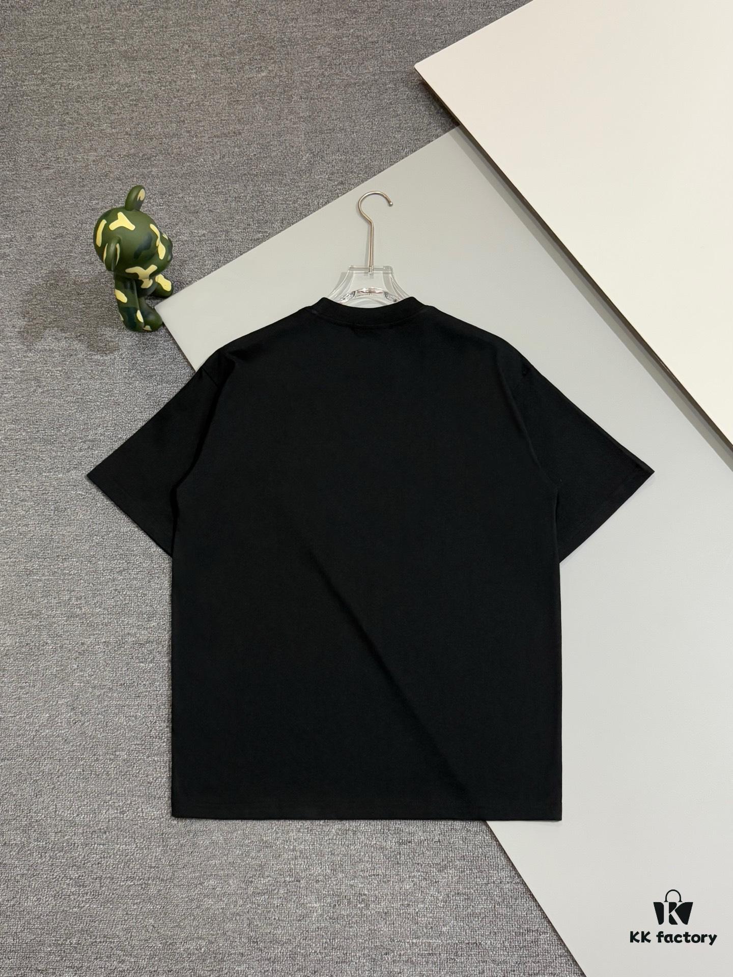 Prada High-Version SS25 Spring/Summer Collection, In-Store Stock, Premium Channel Release, Embroidered Relief Letter Design, Crew Neck Short-Sleeve T-Shirt with Slightly Relaxed Fit
