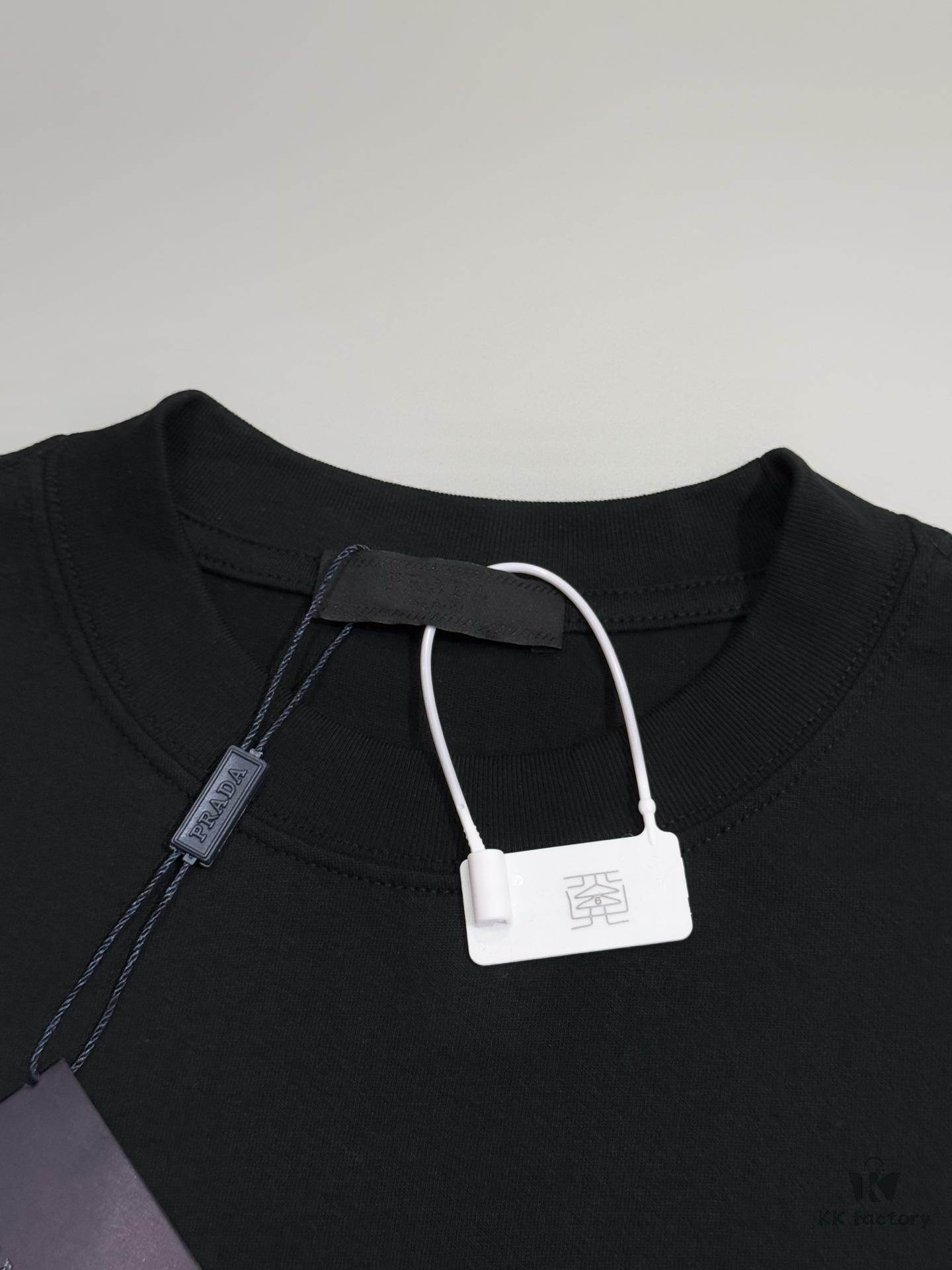 Prada High-Version SS25 Spring/Summer Collection, In-Store Stock, Premium Channel Release, Embroidered Relief Letter Design, Crew Neck Short-Sleeve T-Shirt with Slightly Relaxed Fit