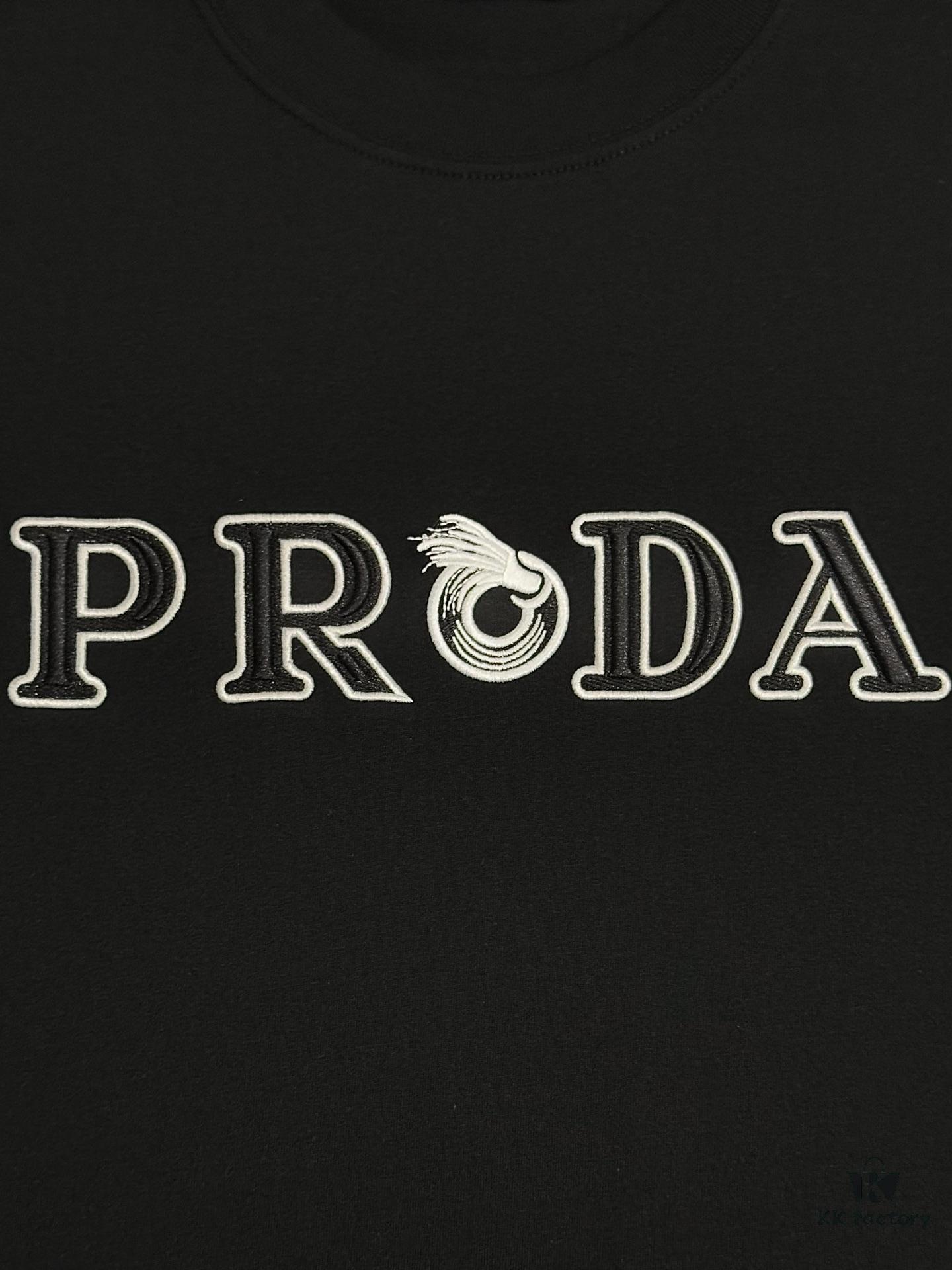 Prada High-Version SS25 Spring/Summer Collection, In-Store Stock, Premium Channel Release, Embroidered Relief Letter Design, Crew Neck Short-Sleeve T-Shirt with Slightly Relaxed Fit