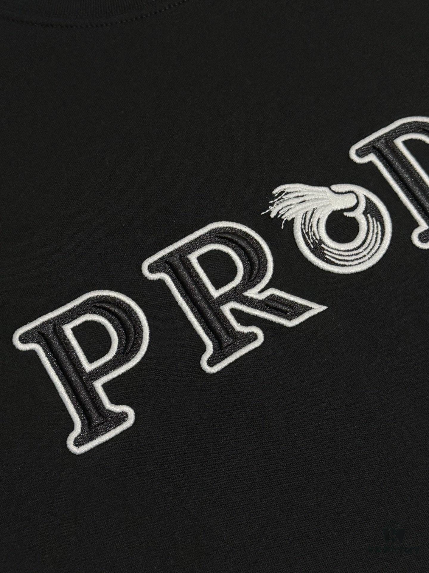 Prada High-Version SS25 Spring/Summer Collection, In-Store Stock, Premium Channel Release, Embroidered Relief Letter Design, Crew Neck Short-Sleeve T-Shirt with Slightly Relaxed Fit