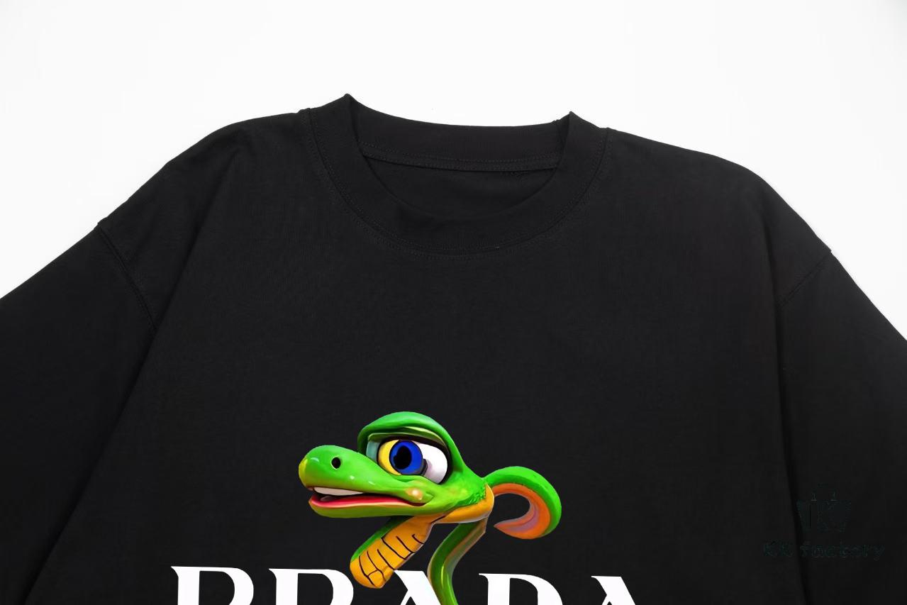 PRADA*Prada* Loose Fit Printed Logo Design Spring Summer New Round Neck Fashion Short Sleeve T-Shirt, Soft and Comfortable Unisex Wear, Versatile Casual Essential
