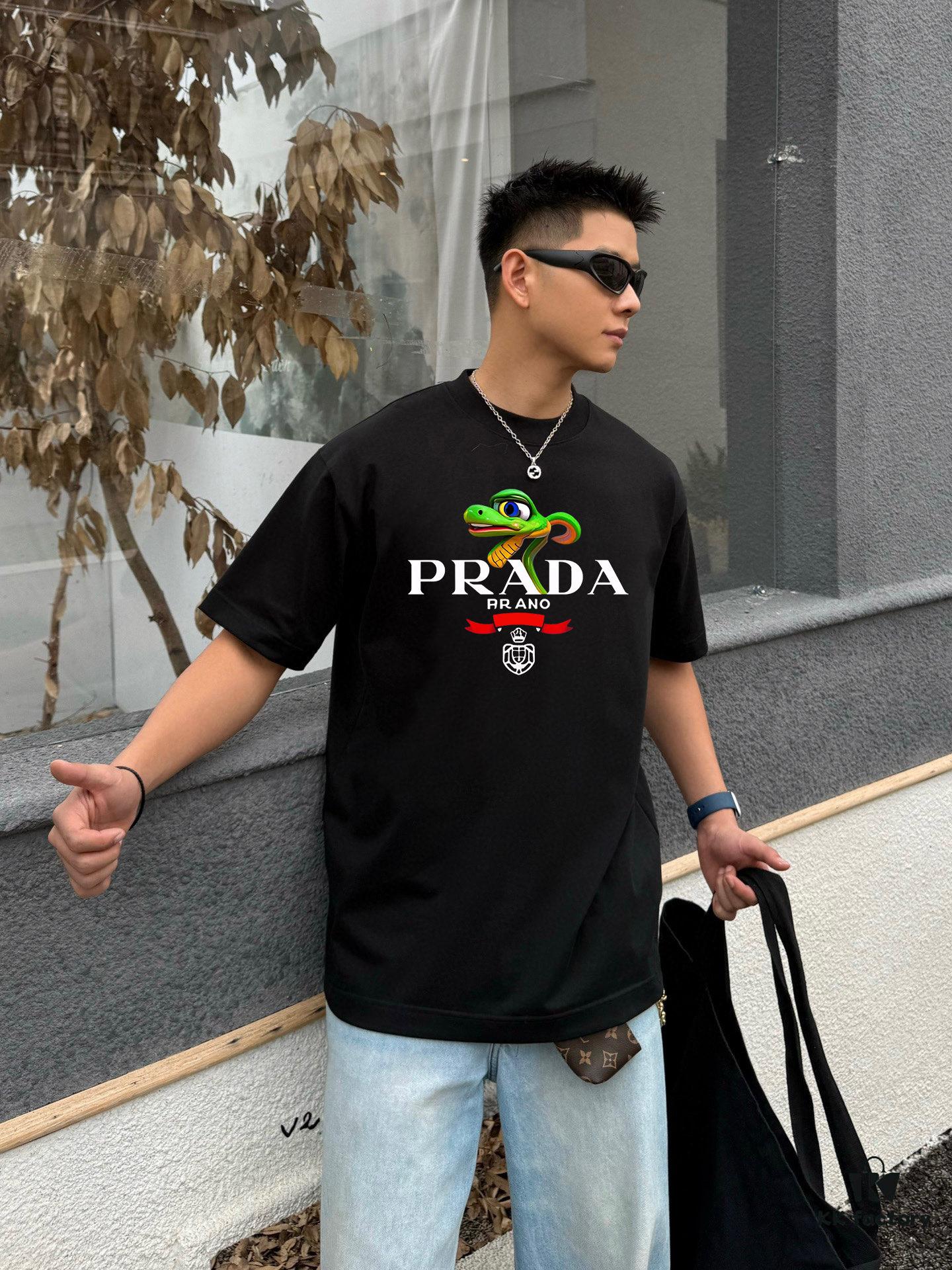 PRADA*Prada* Loose Fit Printed Logo Design Spring Summer New Round Neck Fashion Short Sleeve T-Shirt, Soft and Comfortable Unisex Wear, Versatile Casual Essential