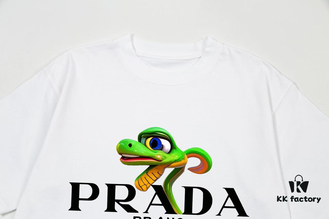 PRADA*Prada* Loose Fit Printed Logo Design Spring Summer New Fashion Crew Neck Short Sleeve T-Shirt, Soft and Comfortable Unisex Wear, Versatile Casual Essential