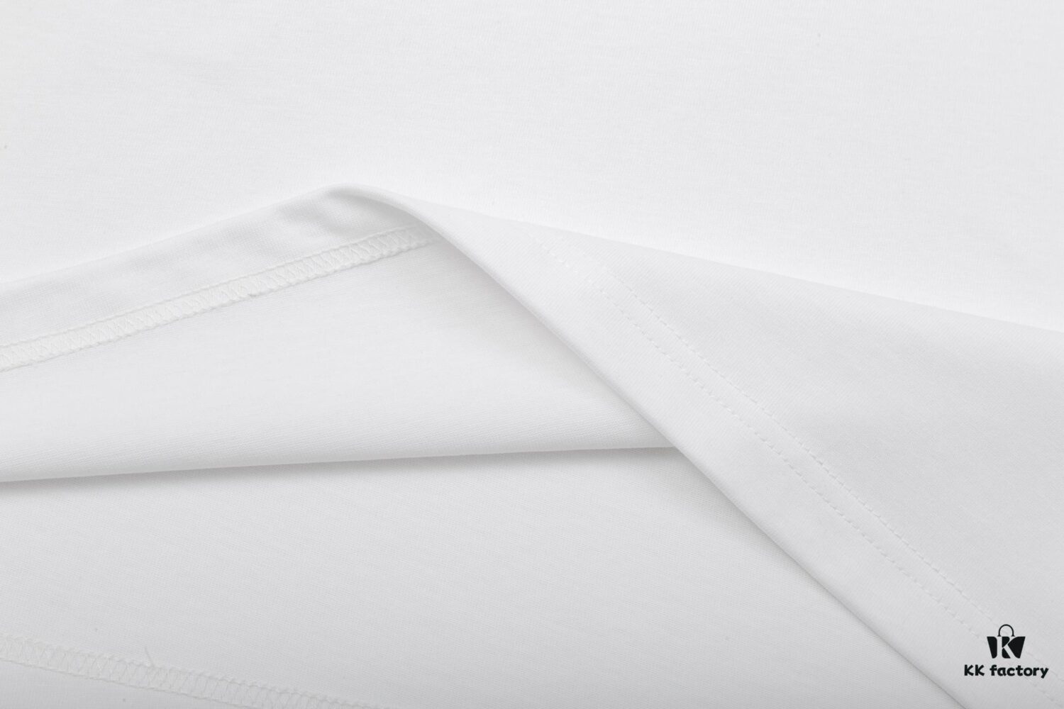 PRADA*Prada* Loose Fit Printed Logo Design Spring Summer New Fashion Crew Neck Short Sleeve T-Shirt, Soft and Comfortable Unisex Wear, Versatile Casual Essential