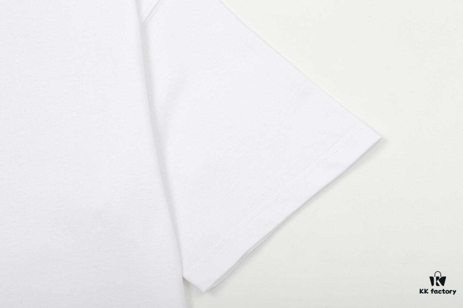 PRADA*Prada* Loose Fit Printed Logo Design Spring Summer New Fashion Crew Neck Short Sleeve T-Shirt, Soft and Comfortable Unisex Wear, Versatile Casual Essential