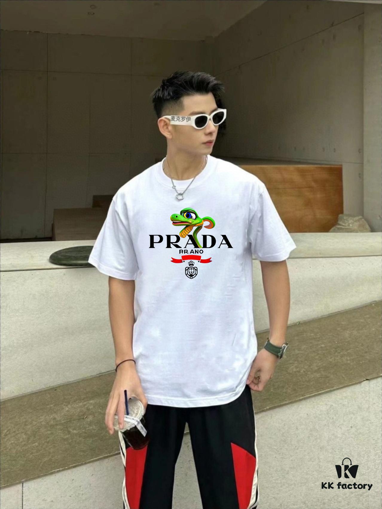 PRADA*Prada* Loose Fit Printed Logo Design Spring Summer New Fashion Crew Neck Short Sleeve T-Shirt, Soft and Comfortable Unisex Wear, Versatile Casual Essential