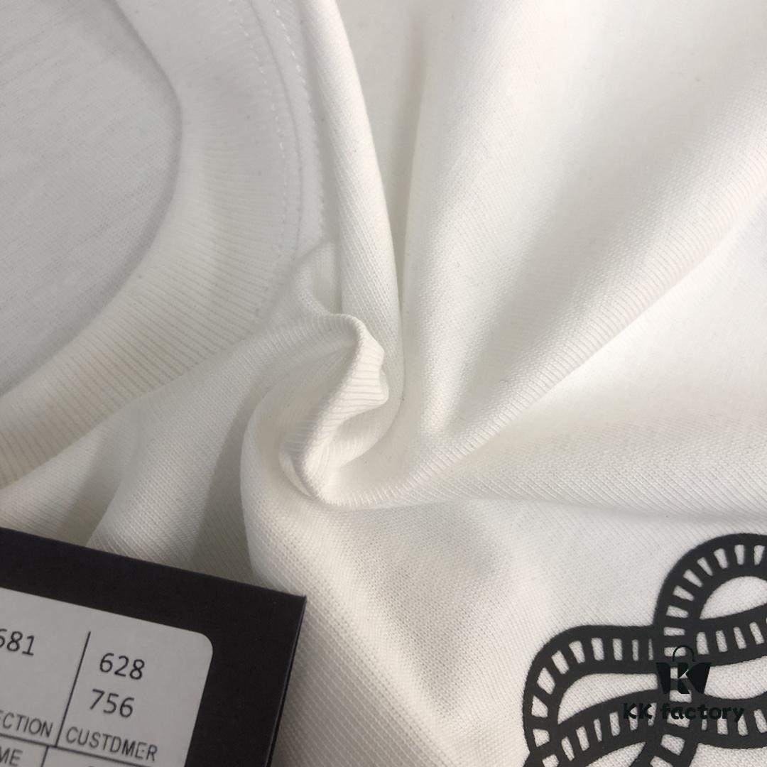 PRADA 25SS Summer New Arrival Crew Neck Short Sleeve T-Shirt! 270g Premium Heavyweight Cotton Fabric with Excellent Hand Feel and Texture, Slim Fit Tailoring for a Clean and Sharp Look, Exquisite Stitching, Great Silhouette, Highly Breathable, Stylish and Versatile for All Ages – Essential Wardrobe Piece for Men