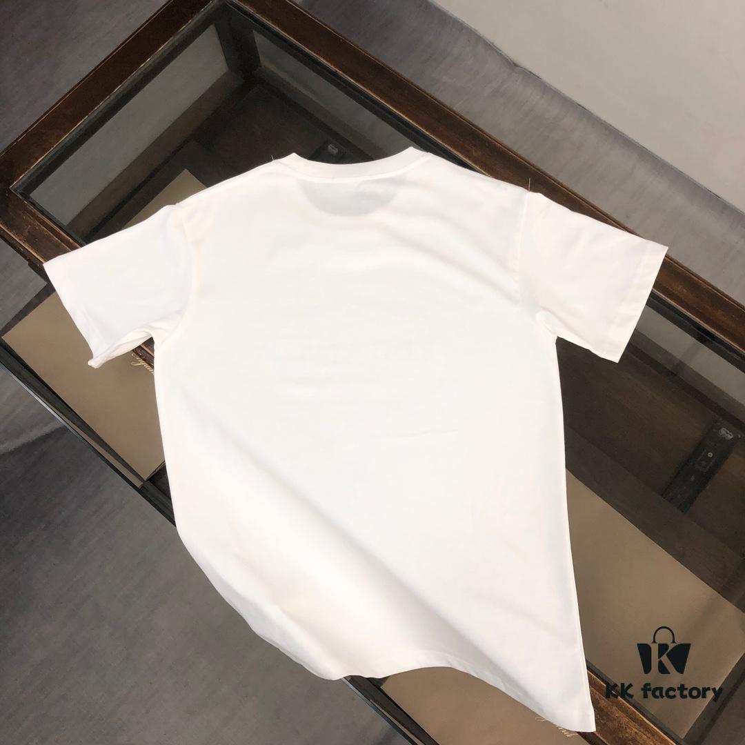 PRADA 25SS Summer New Arrival Crew Neck Short Sleeve T-Shirt! 270g Premium Heavyweight Cotton Fabric with Excellent Hand Feel and Texture, Slim Fit Tailoring for a Clean and Sharp Look, Exquisite Stitching, Great Silhouette, Highly Breathable, Stylish and Versatile for All Ages – Essential Wardrobe Piece for Men