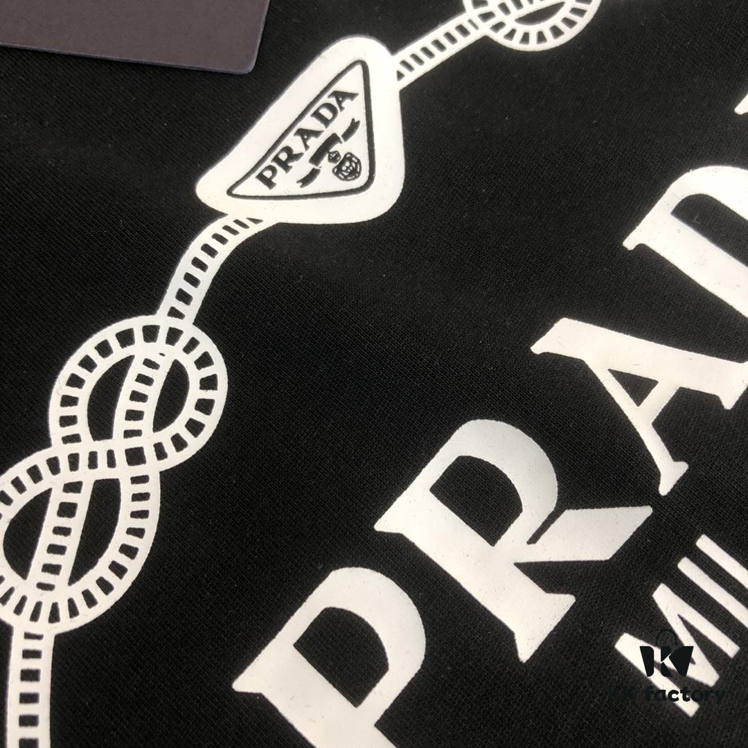 PRADA 25SS Summer New Arrival Round Neck Short-Sleeve T-Shirt! 270g Heavyweight Premium Cotton Fabric with Perfect Texture and Hand Feel, Slim Tailored Design with Clean Lines, Exquisite Stitching, Excellent Fit and Superior Breathability, Stylish and Versatile for All Ages – Essential Wardrobe Piece for Men