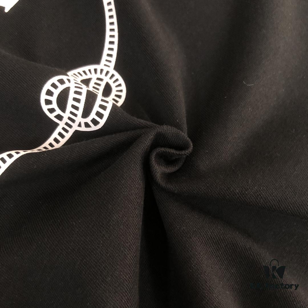 PRADA 25SS Summer New Arrival Round Neck Short-Sleeve T-Shirt! 270g Heavyweight Premium Cotton Fabric with Perfect Texture and Hand Feel, Slim Tailored Design with Clean Lines, Exquisite Stitching, Excellent Fit and Superior Breathability, Stylish and Versatile for All Ages – Essential Wardrobe Piece for Men