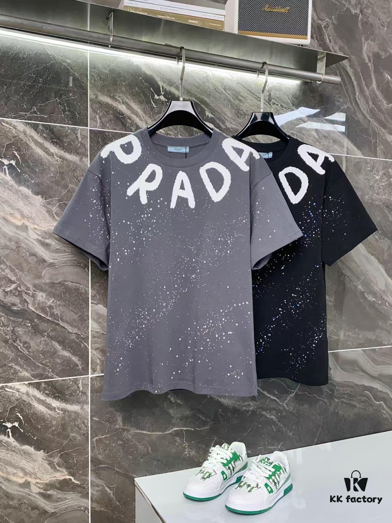 25ss PRADA Hand-Painted Logo T-Shirt Inspired by 80s Retro Style