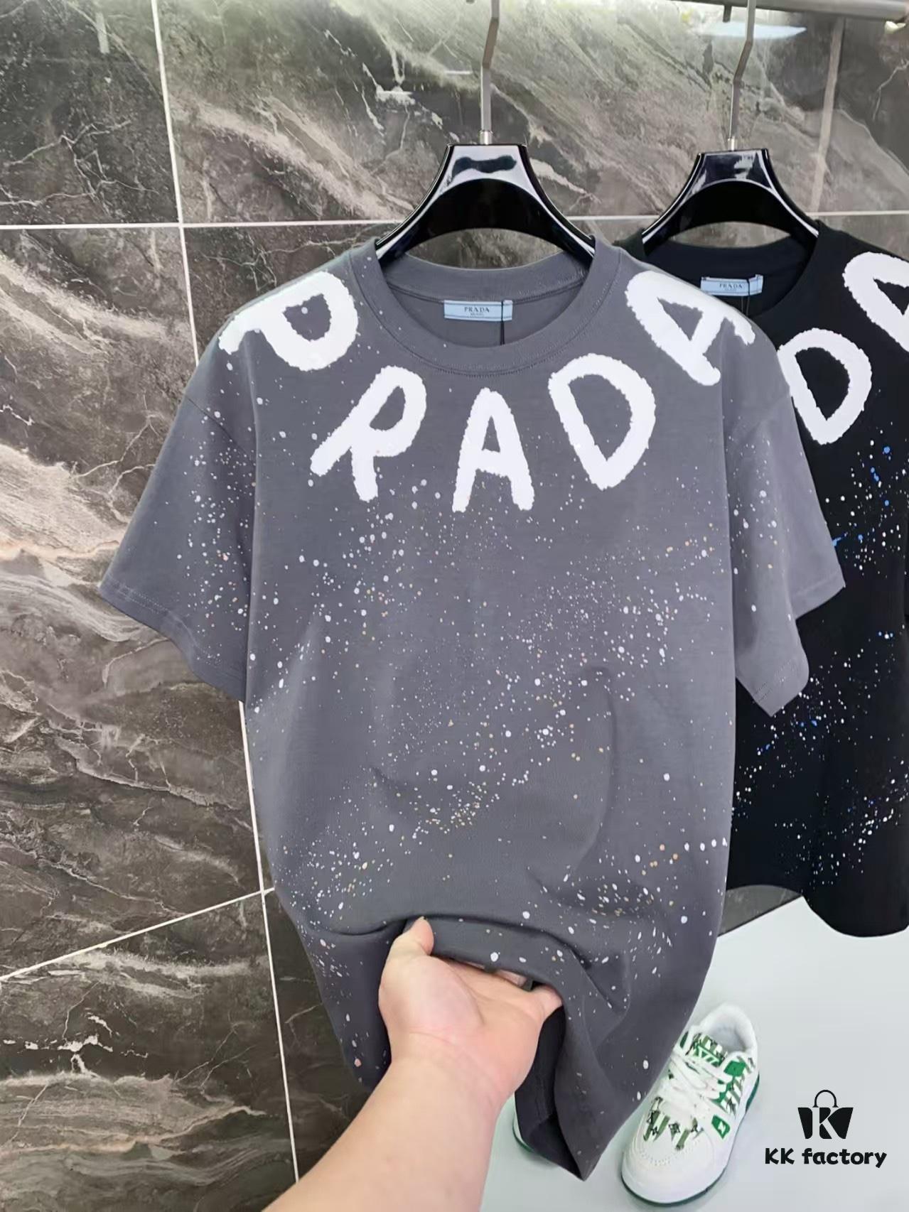 25ss PRADA Hand-Painted Logo T-Shirt Inspired by 80s Retro Style