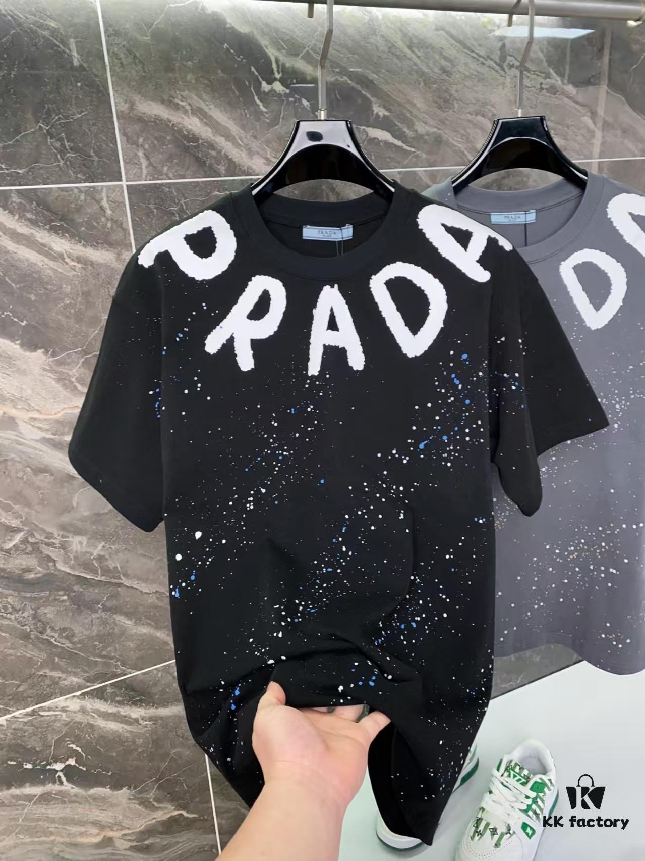 25ss PRADA Hand-Painted Logo T-Shirt Inspired by 80s Retro Style