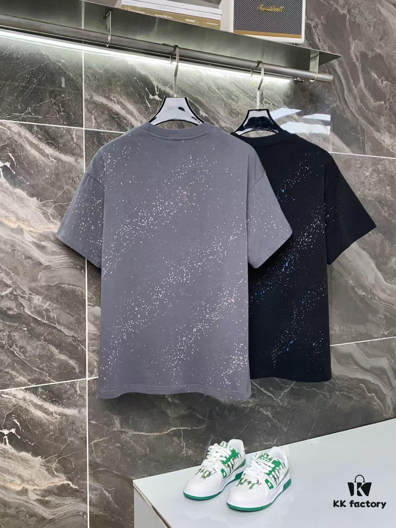 25ss PRADA Hand-Painted Logo T-Shirt Inspired by 80s Retro Style
