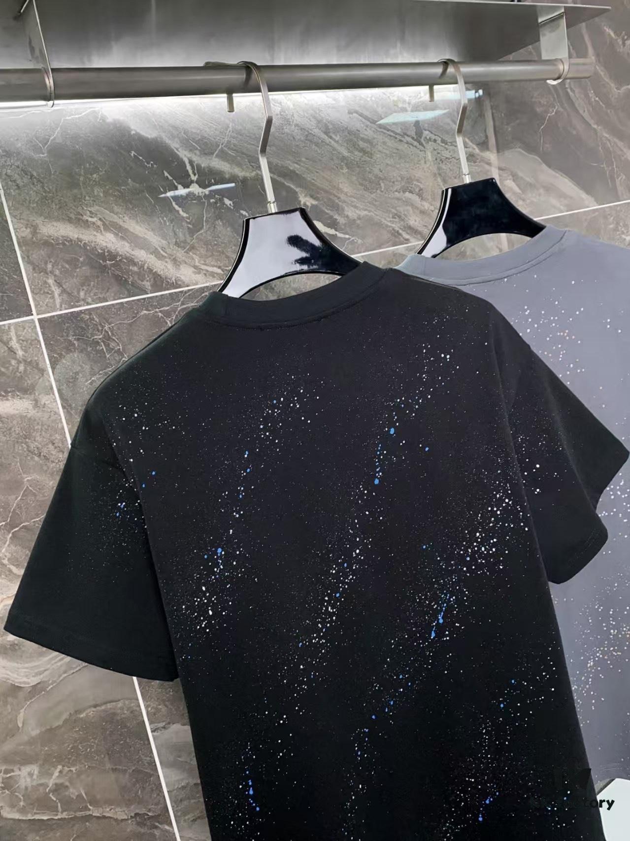 25ss PRADA Hand-Painted Logo T-Shirt Inspired by 80s Retro Style