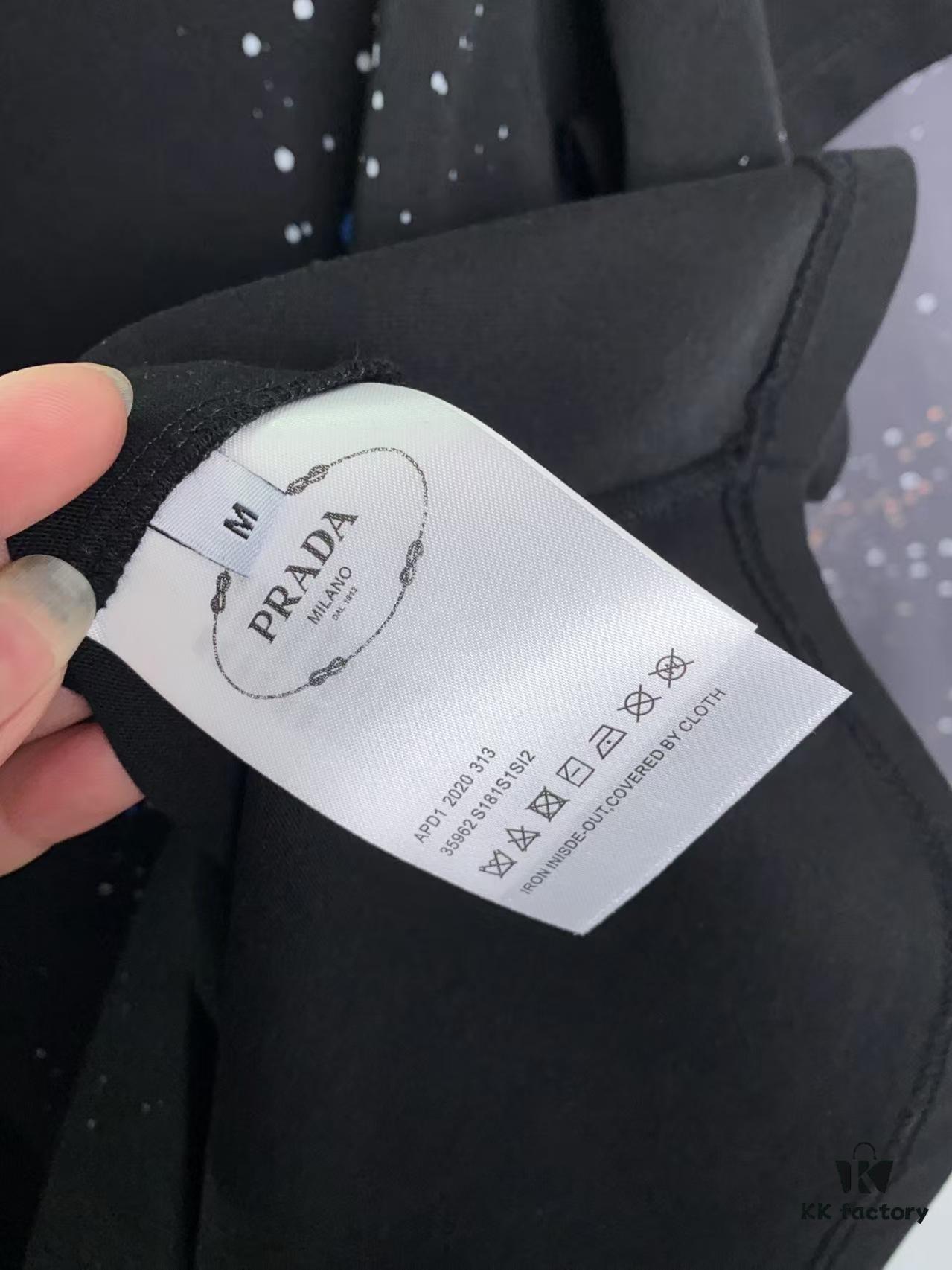 25ss PRADA Hand-Painted Logo T-Shirt Inspired by 80s Retro Style