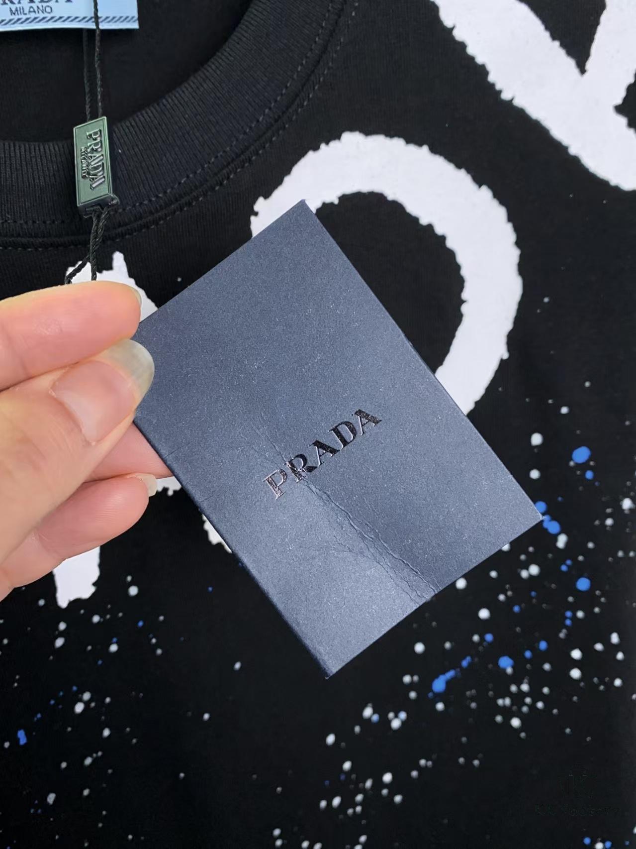 25ss PRADA Hand-Painted Logo T-Shirt Inspired by 80s Retro Style