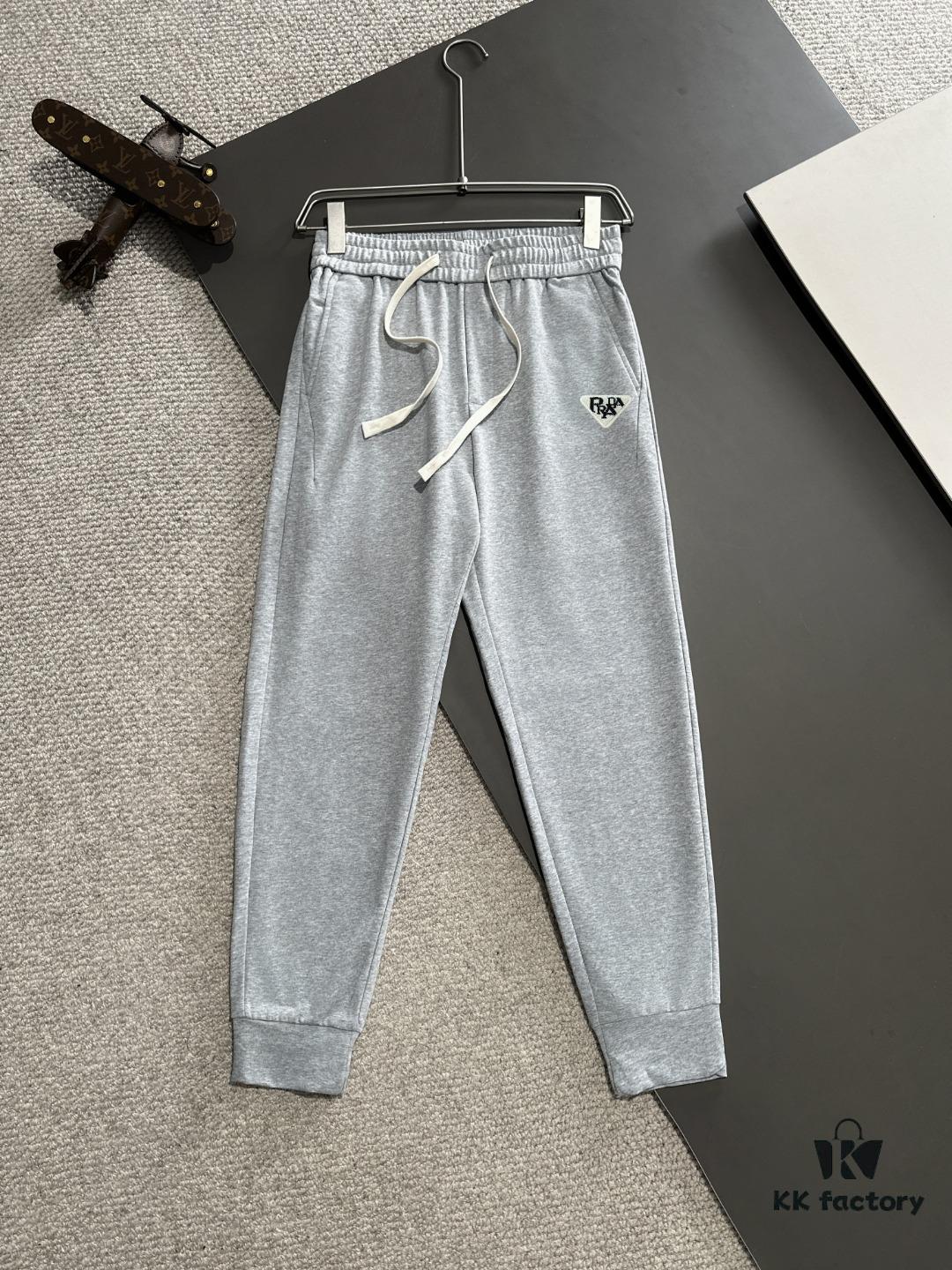 Prada 2025 Spring/Summer New Elastic Waist Casual Trousers, Lightweight Custom Fabric from Boutique, Highly Breathable and Comfortable, Exquisite Details, Brand-Inspired Design Concept Reflecting High Quality, Soft and Delicate Touch, Leisure Cut with Excellent Fit