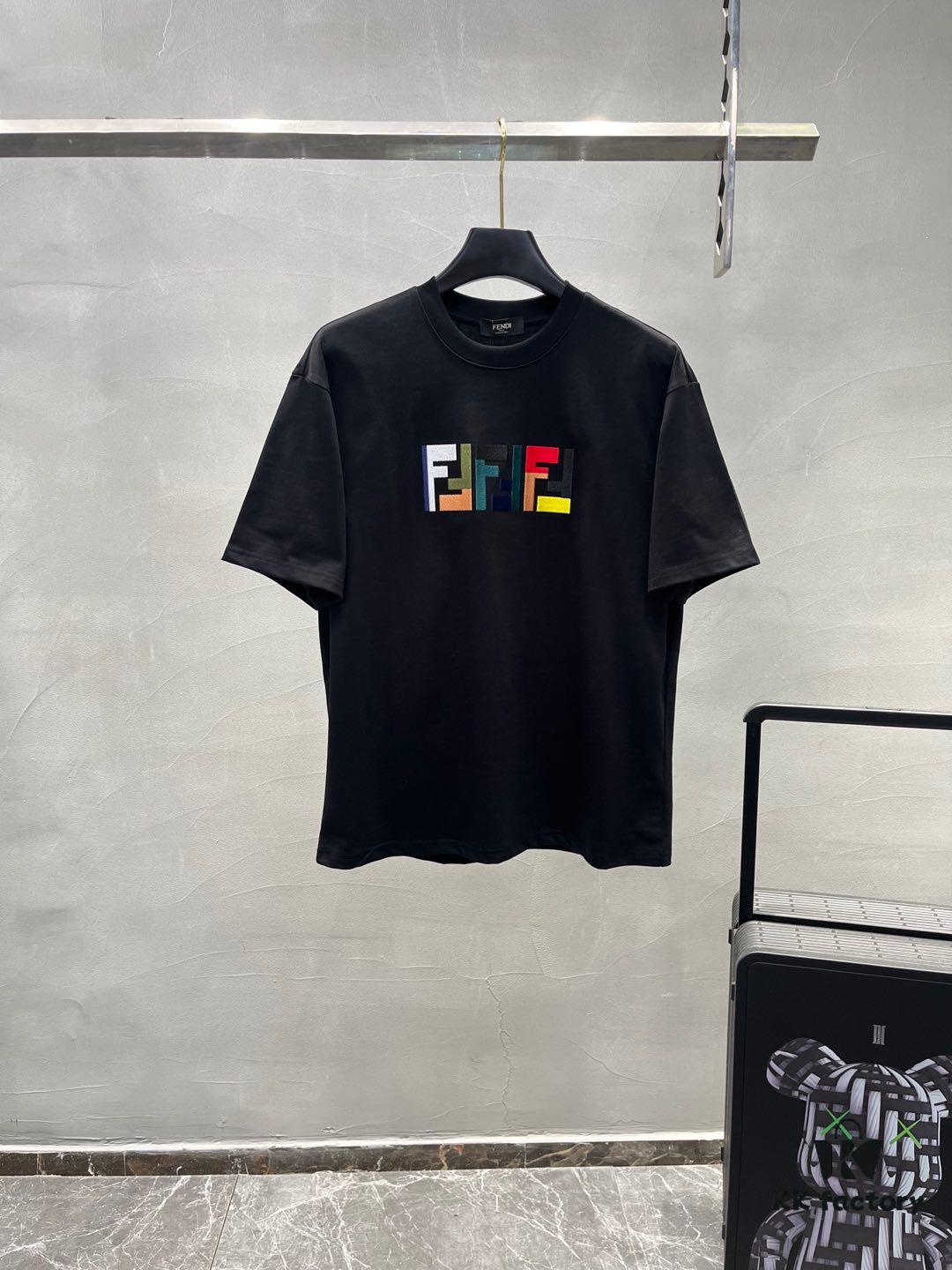 FENDI 25SS New Arrival Round Neck T-Shirt! Must-Have for Trendsetters! Custom Colorful Embroidered Logo on Chest. Classic Colors, Stylish and Fashionable. Youthful and Energetic Overall Look! Made from 280g High-Quality Cotton, Exceptionally Comfortable to Wear and Touch, with Delicate and Premium Texture.