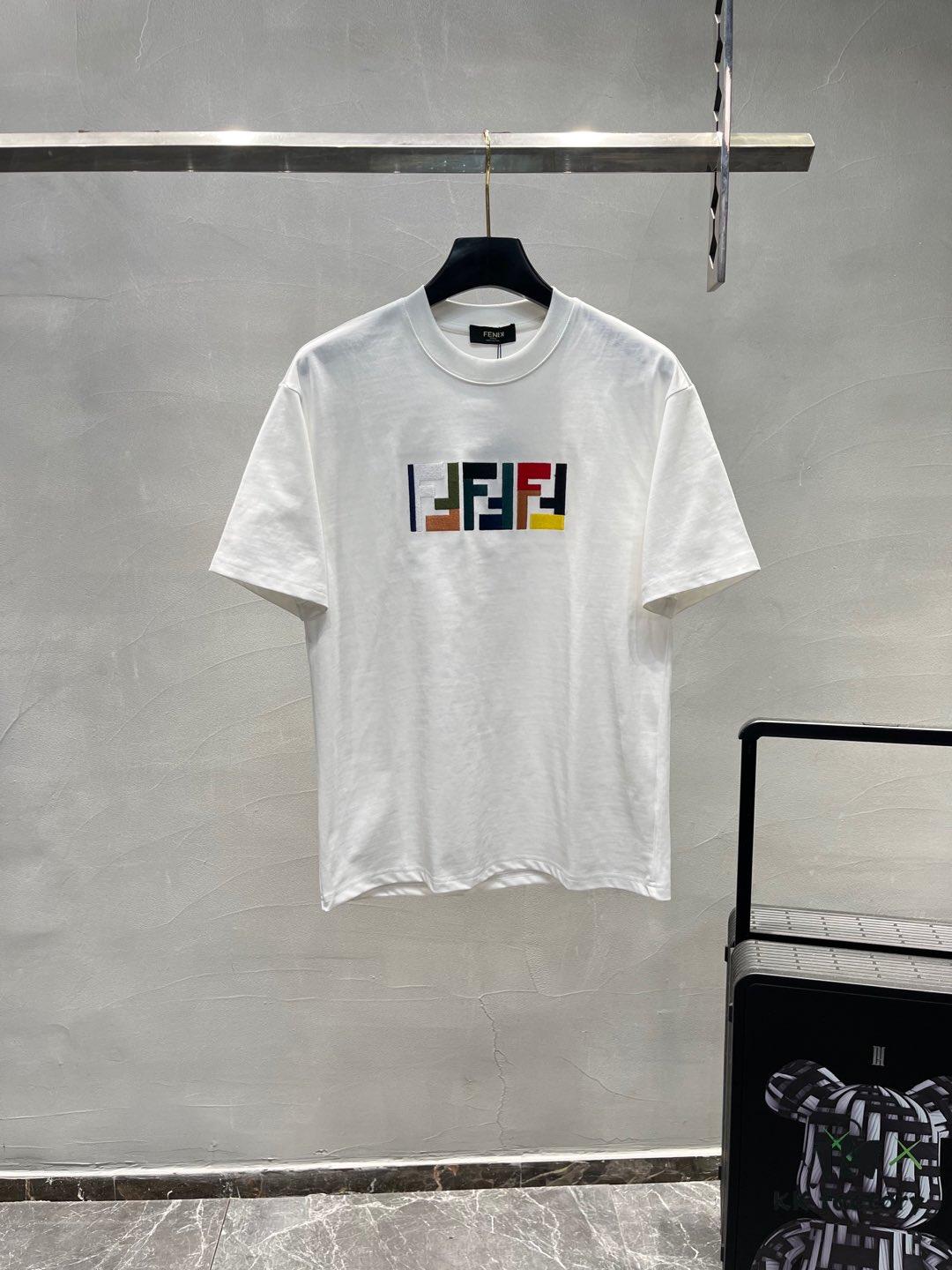FENDI 25SS New Arrival Round Neck T-Shirt! Must-Have for Trendsetters! Custom Colorful Embroidered Logo on Chest. Classic Colors, Stylish and Fashionable. Youthful and Energetic Overall Look! Made from 280g High-Quality Cotton, Exceptionally Comfortable to Wear and Touch, with Delicate and Premium Texture.