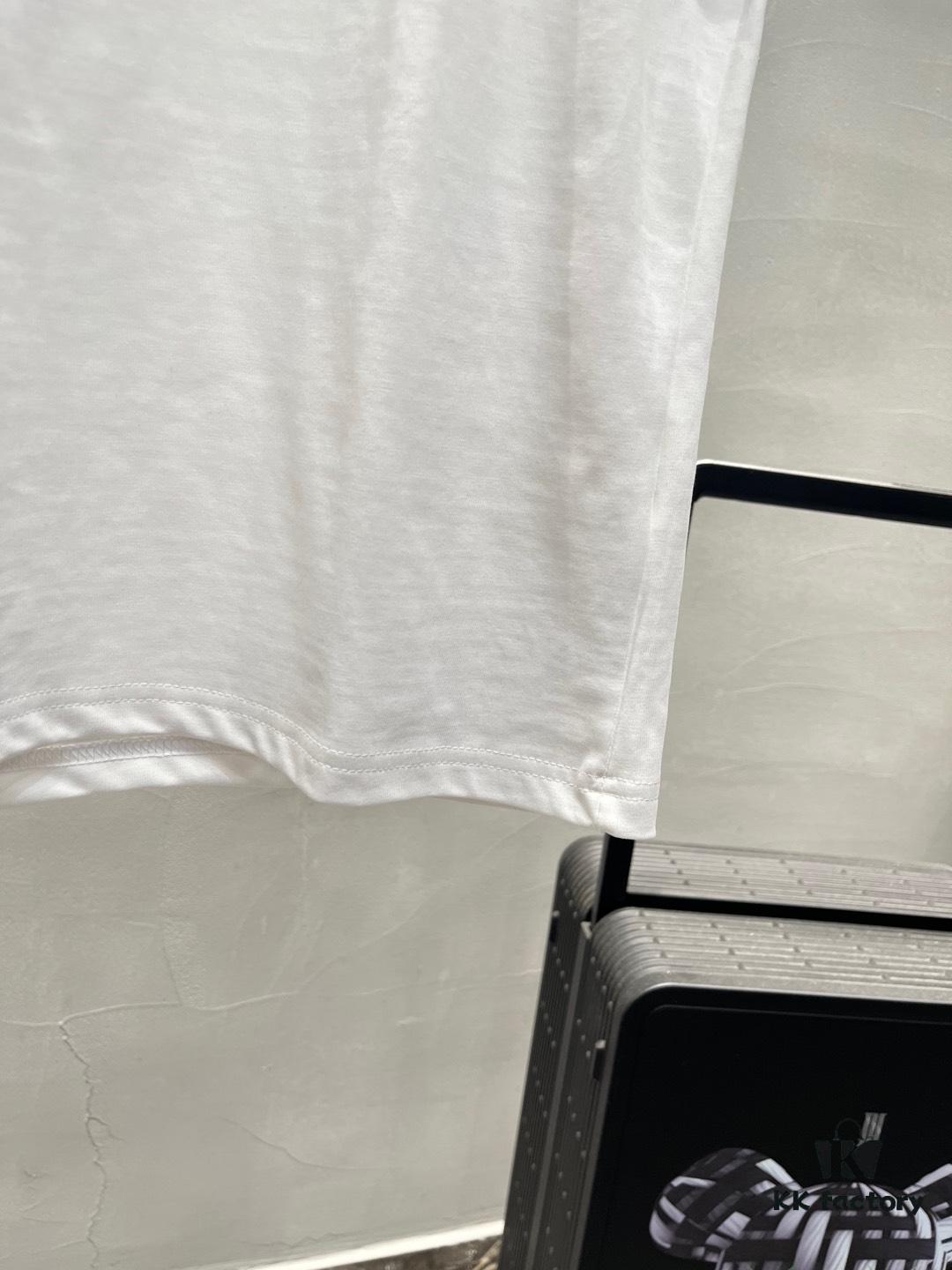 FENDI 25SS New Arrival Round Neck T-Shirt! Must-Have for Trendsetters! Custom Colorful Embroidered Logo on Chest. Classic Colors, Stylish and Fashionable. Youthful and Energetic Overall Look! Made from 280g High-Quality Cotton, Exceptionally Comfortable to Wear and Touch, with Delicate and Premium Texture.