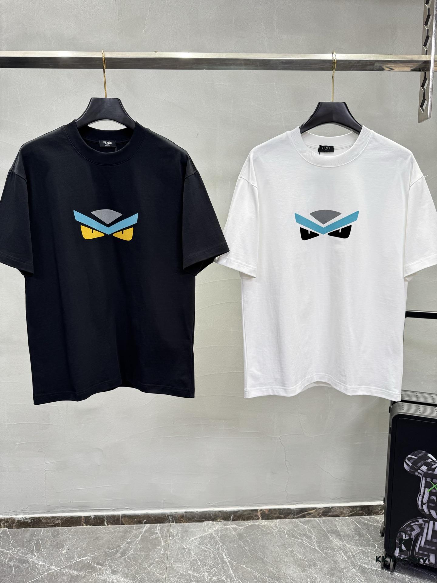 FENDI 25SS New Arrival Crew Neck T-Shirt! Must-Have for Fashion Enthusiasts! Custom 3D Rubber Brand Lettering on Chest, Classic Colorways with Stylish Appeal, Youthful and Energetic Design. Crafted from 280g High-Quality Cotton for Exceptional Comfort and Soft, Premium Touch.