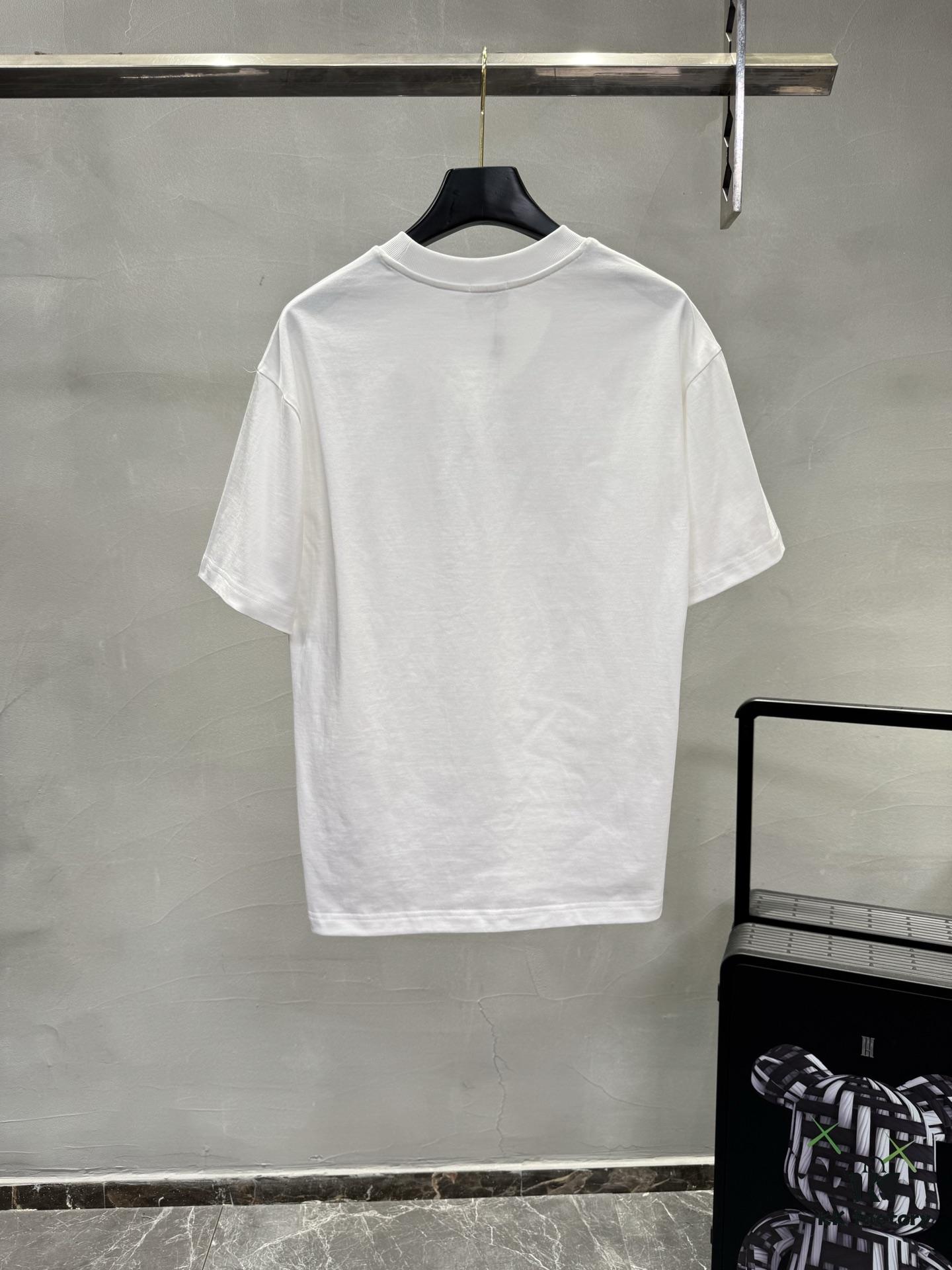 FENDI 25SS New Arrival Crew Neck T-Shirt! Must-Have for Fashion Enthusiasts! Custom 3D Rubber Brand Lettering on Chest, Classic Colorways with Stylish Appeal, Youthful and Energetic Design. Crafted from 280g High-Quality Cotton for Exceptional Comfort and Soft, Premium Touch.