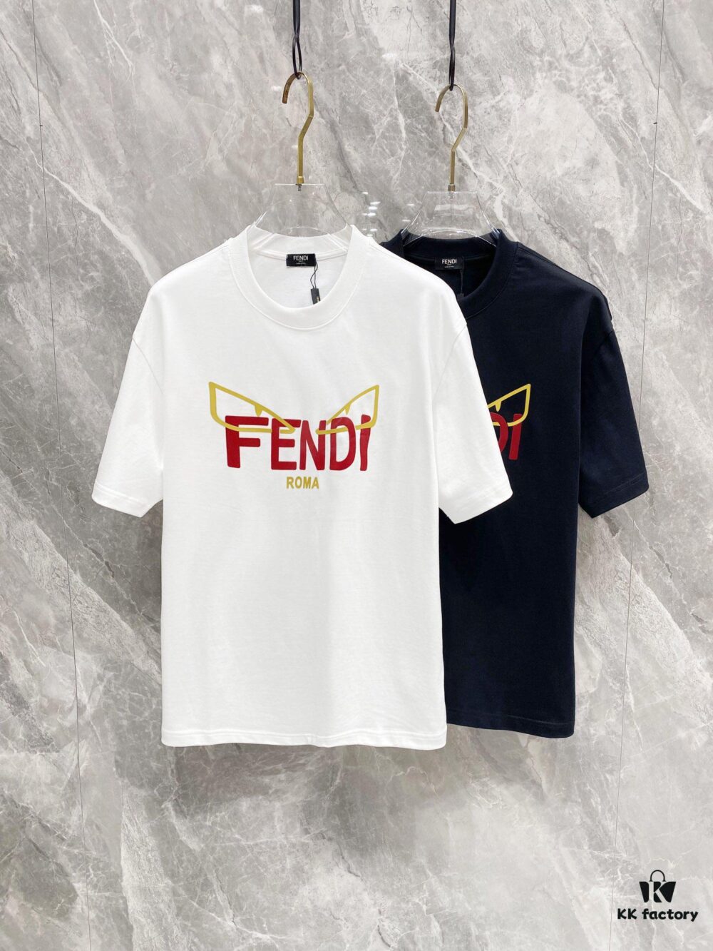 FENDI 25SS Spring Collection Classic New Arrival T-Shirt! Made from 260g high-weight pure cotton fabric for exceptional comfort. Featuring a minimalist design with a modern, trendy aesthetic. Slightly oversized silhouette offers a relaxed, easy fit perfect for various occasions. Whether for shopping, gatherings, or casual downtime, this T-shirt adds a touch of style and individuality to your look.