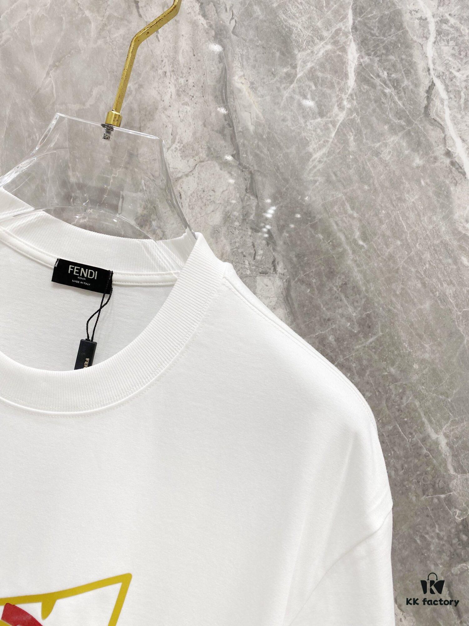 FENDI 25SS Spring Collection Classic New T-Shirt! 260g High-GSM Pure Cotton Fabric, Comfortable Wear. Minimalist Design, Stylish and Trendy. Slightly Loose Fit for a Relaxed, Casual Look, Suitable for Various Occasions. Perfect for Shopping, Gatherings, or Leisure Time, Adding a Touch of Fashion and Individuality to Your Style.