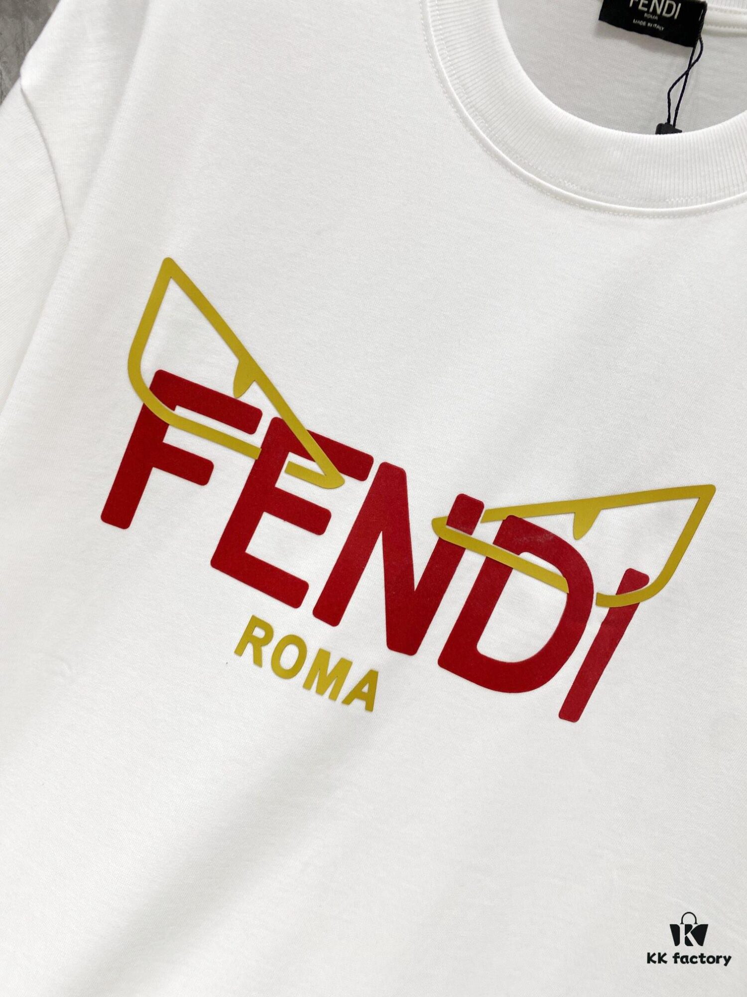 FENDI 25SS Spring Collection Classic New T-Shirt! 260g High-GSM Pure Cotton Fabric, Comfortable Wear. Minimalist Design, Stylish and Trendy. Slightly Loose Fit for a Relaxed, Casual Look, Suitable for Various Occasions. Perfect for Shopping, Gatherings, or Leisure Time, Adding a Touch of Fashion and Individuality to Your Style.