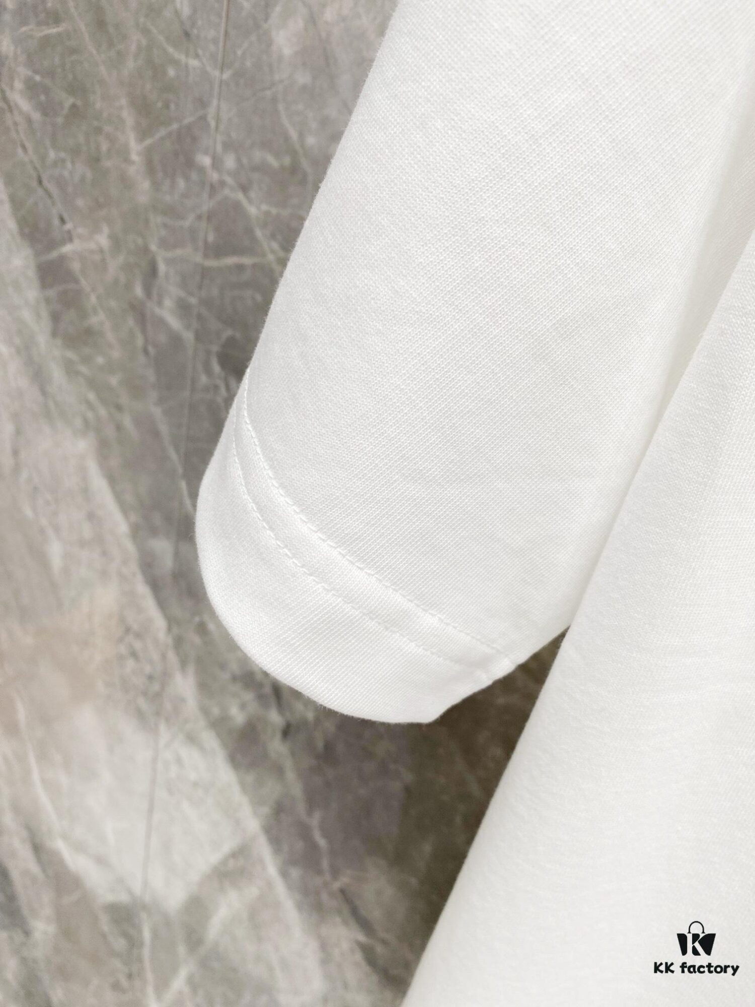 FENDI 25SS Spring Collection Classic New T-Shirt! 260g High-GSM Pure Cotton Fabric, Comfortable Wear. Minimalist Design, Stylish and Trendy. Slightly Loose Fit for a Relaxed, Casual Look, Suitable for Various Occasions. Perfect for Shopping, Gatherings, or Leisure Time, Adding a Touch of Fashion and Individuality to Your Style.