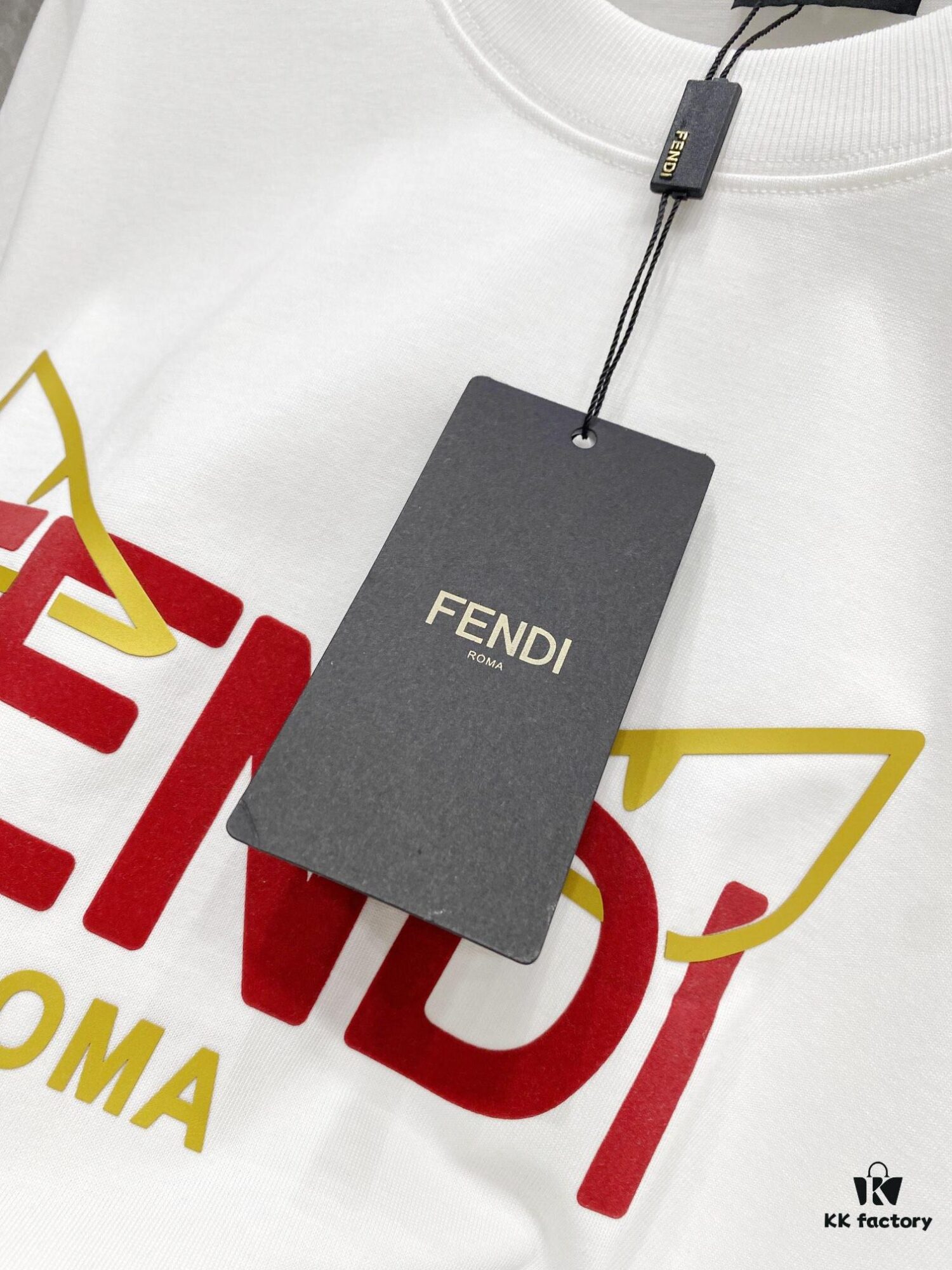 FENDI 25SS Spring Collection Classic New T-Shirt! 260g High-GSM Pure Cotton Fabric, Comfortable Wear. Minimalist Design, Stylish and Trendy. Slightly Loose Fit for a Relaxed, Casual Look, Suitable for Various Occasions. Perfect for Shopping, Gatherings, or Leisure Time, Adding a Touch of Fashion and Individuality to Your Style.