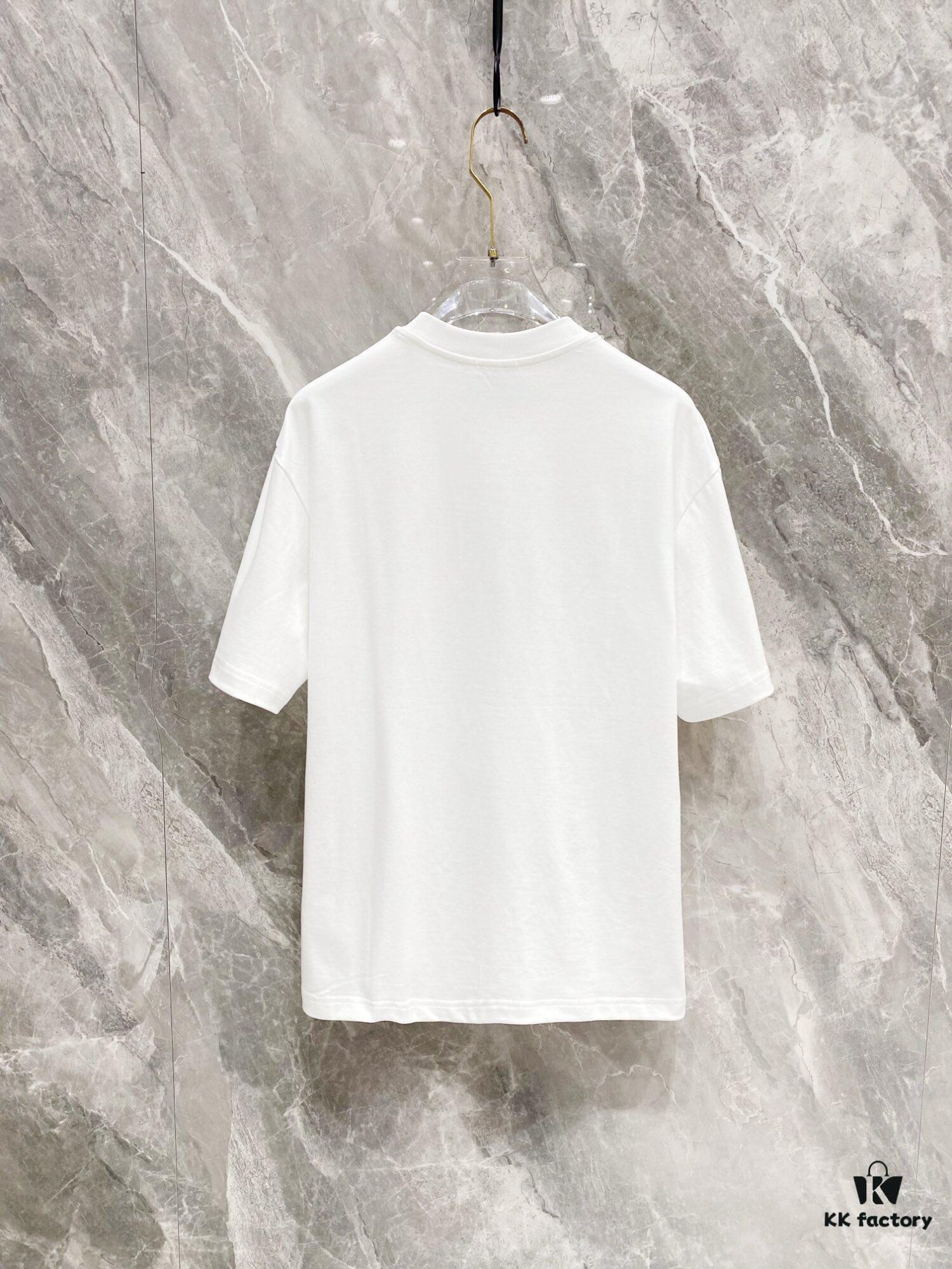 FENDI 25SS Spring Collection Classic New T-Shirt! 260g High-GSM Pure Cotton Fabric, Comfortable Wear. Minimalist Design, Stylish and Trendy. Slightly Loose Fit for a Relaxed, Casual Look, Suitable for Various Occasions. Perfect for Shopping, Gatherings, or Leisure Time, Adding a Touch of Fashion and Individuality to Your Style.