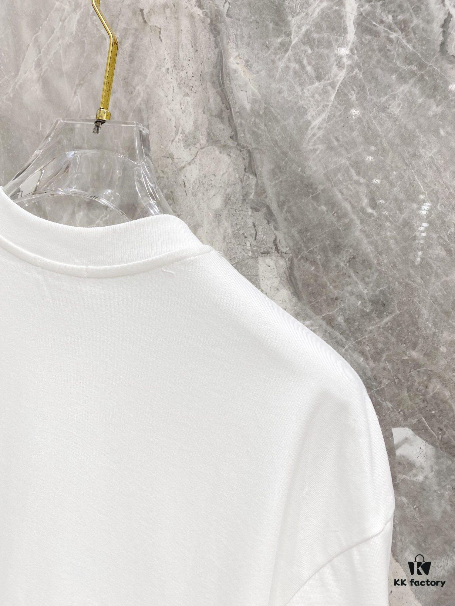 FENDI 25SS Spring Collection Classic New T-Shirt! 260g High-GSM Pure Cotton Fabric, Comfortable Wear. Minimalist Design, Stylish and Trendy. Slightly Loose Fit for a Relaxed, Casual Look, Suitable for Various Occasions. Perfect for Shopping, Gatherings, or Leisure Time, Adding a Touch of Fashion and Individuality to Your Style.