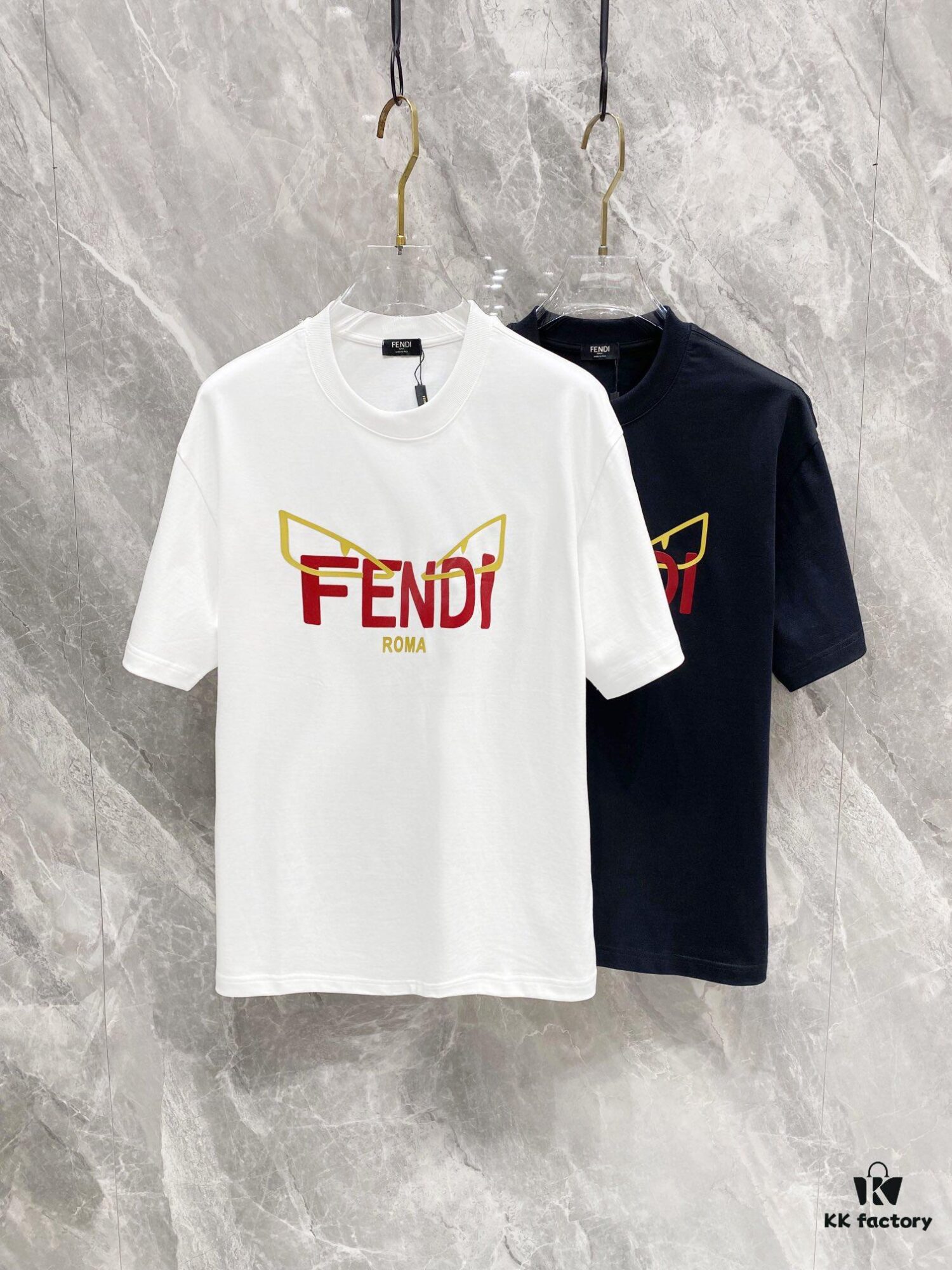 FENDI 25SS Spring Collection Classic New Arrival T-Shirt! Made from 260g high-weight pure cotton fabric for exceptional comfort. Featuring a minimalist design with a modern, stylish edge. Slightly oversized fit offers a relaxed, versatile silhouette perfect for various occasions. Ideal for shopping, gatherings, or casual wear, this T-shirt adds a touch of fashion and personality to your look.