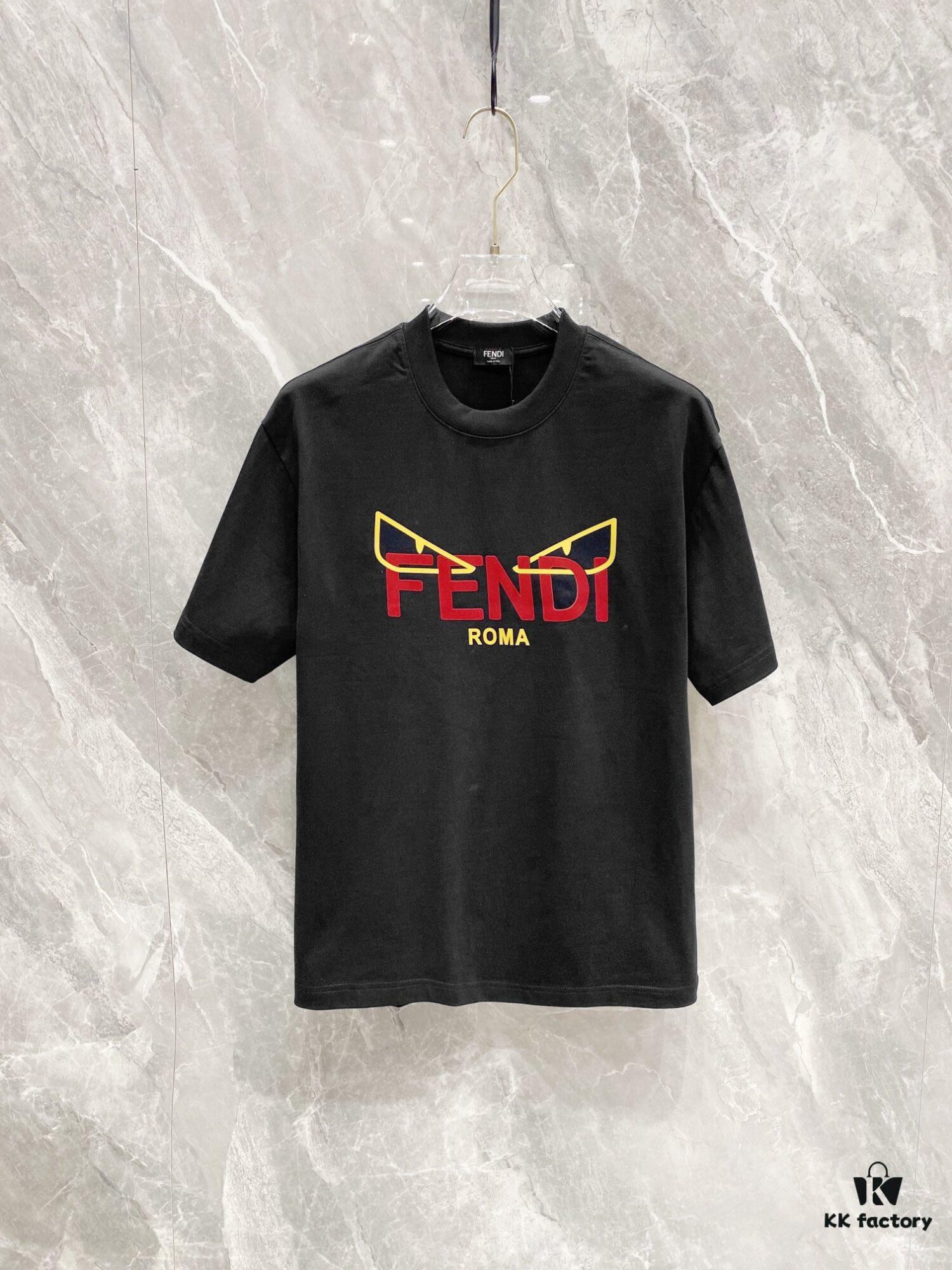 FENDI 25SS Spring Collection Classic New Arrival T-Shirt! Made from 260g high-weight pure cotton fabric for exceptional comfort. Featuring a minimalist design with a modern, stylish edge. Slightly oversized fit offers a relaxed, versatile silhouette perfect for various occasions. Ideal for shopping, gatherings, or casual wear, this T-shirt adds a touch of fashion and personality to your look.
