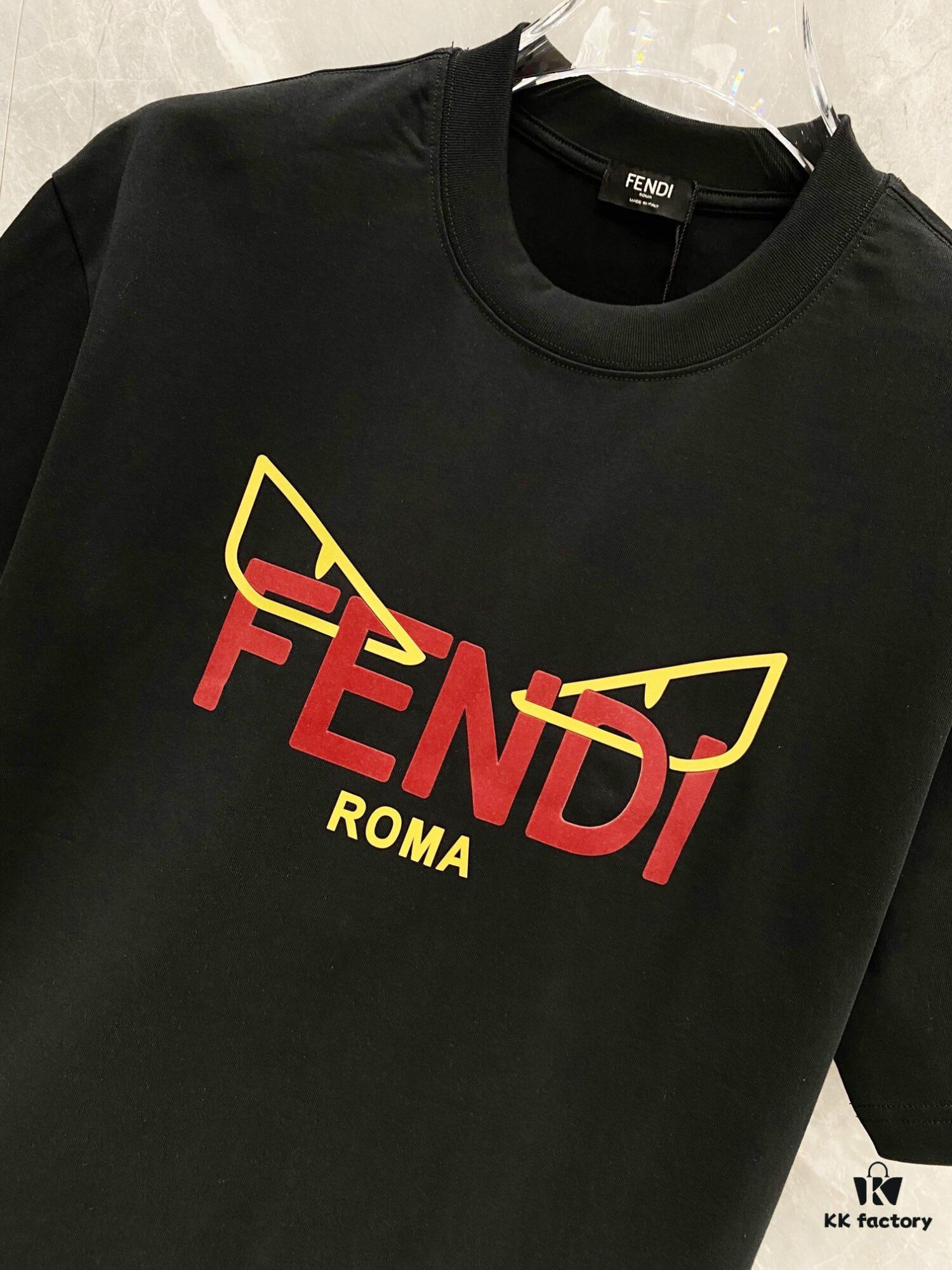 FENDI 25SS Spring Collection Classic New Arrival T-Shirt! Made from 260g high-weight pure cotton fabric for exceptional comfort. Featuring a minimalist design with a modern, stylish edge. Slightly oversized fit offers a relaxed, versatile silhouette perfect for various occasions. Ideal for shopping, gatherings, or casual wear, this T-shirt adds a touch of fashion and personality to your look.