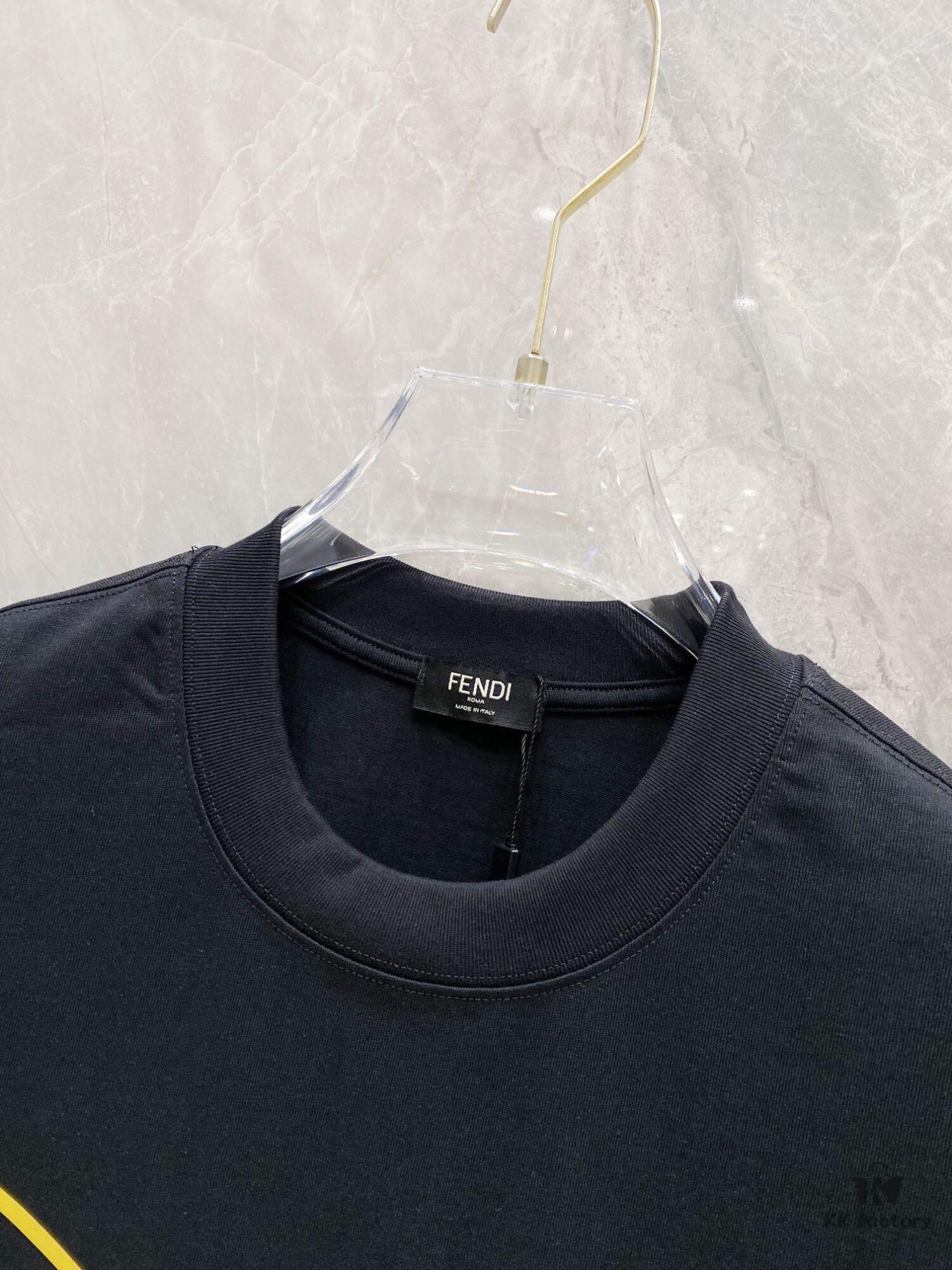 FENDI 25SS Spring Collection Classic New Arrival T-Shirt! Made from 260g high-weight pure cotton fabric for exceptional comfort. Featuring a minimalist design with a modern, stylish edge. Slightly oversized fit offers a relaxed, versatile silhouette perfect for various occasions. Ideal for shopping, gatherings, or casual wear, this T-shirt adds a touch of fashion and personality to your look.