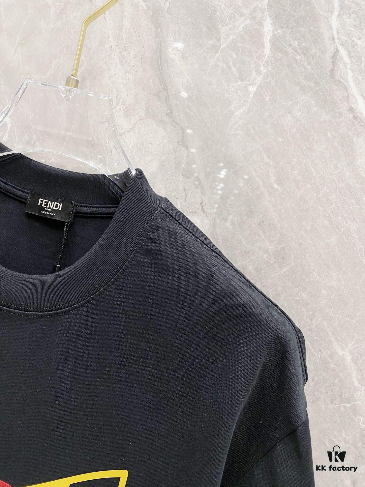 FENDI 25SS Spring Collection Classic New Arrival T-Shirt! Made from 260g high-weight pure cotton fabric for exceptional comfort. Featuring a minimalist design with a modern, stylish edge. Slightly oversized fit offers a relaxed, versatile silhouette perfect for various occasions. Ideal for shopping, gatherings, or casual wear, this T-shirt adds a touch of fashion and personality to your look.