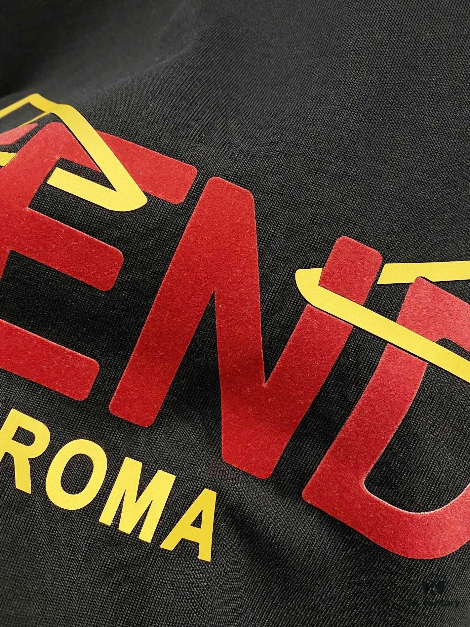 FENDI 25SS Spring Collection Classic New Arrival T-Shirt! Made from 260g high-weight pure cotton fabric for exceptional comfort. Featuring a minimalist design with a modern, stylish edge. Slightly oversized fit offers a relaxed, versatile silhouette perfect for various occasions. Ideal for shopping, gatherings, or casual wear, this T-shirt adds a touch of fashion and personality to your look.