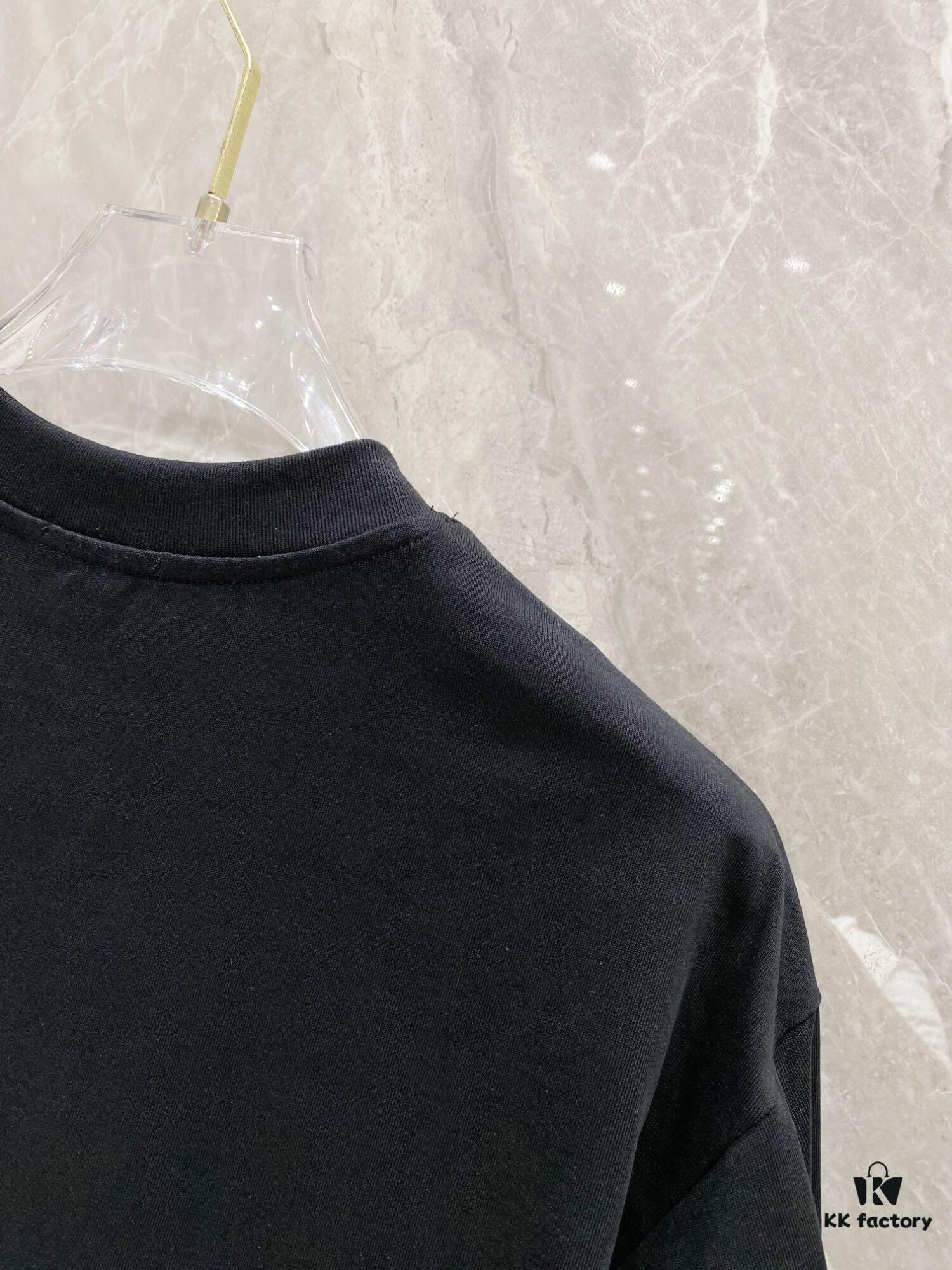 FENDI 25SS Spring Collection Classic New Arrival T-Shirt! Made from 260g high-weight pure cotton fabric for exceptional comfort. Featuring a minimalist design with a modern, stylish edge. Slightly oversized fit offers a relaxed, versatile silhouette perfect for various occasions. Ideal for shopping, gatherings, or casual wear, this T-shirt adds a touch of fashion and personality to your look.