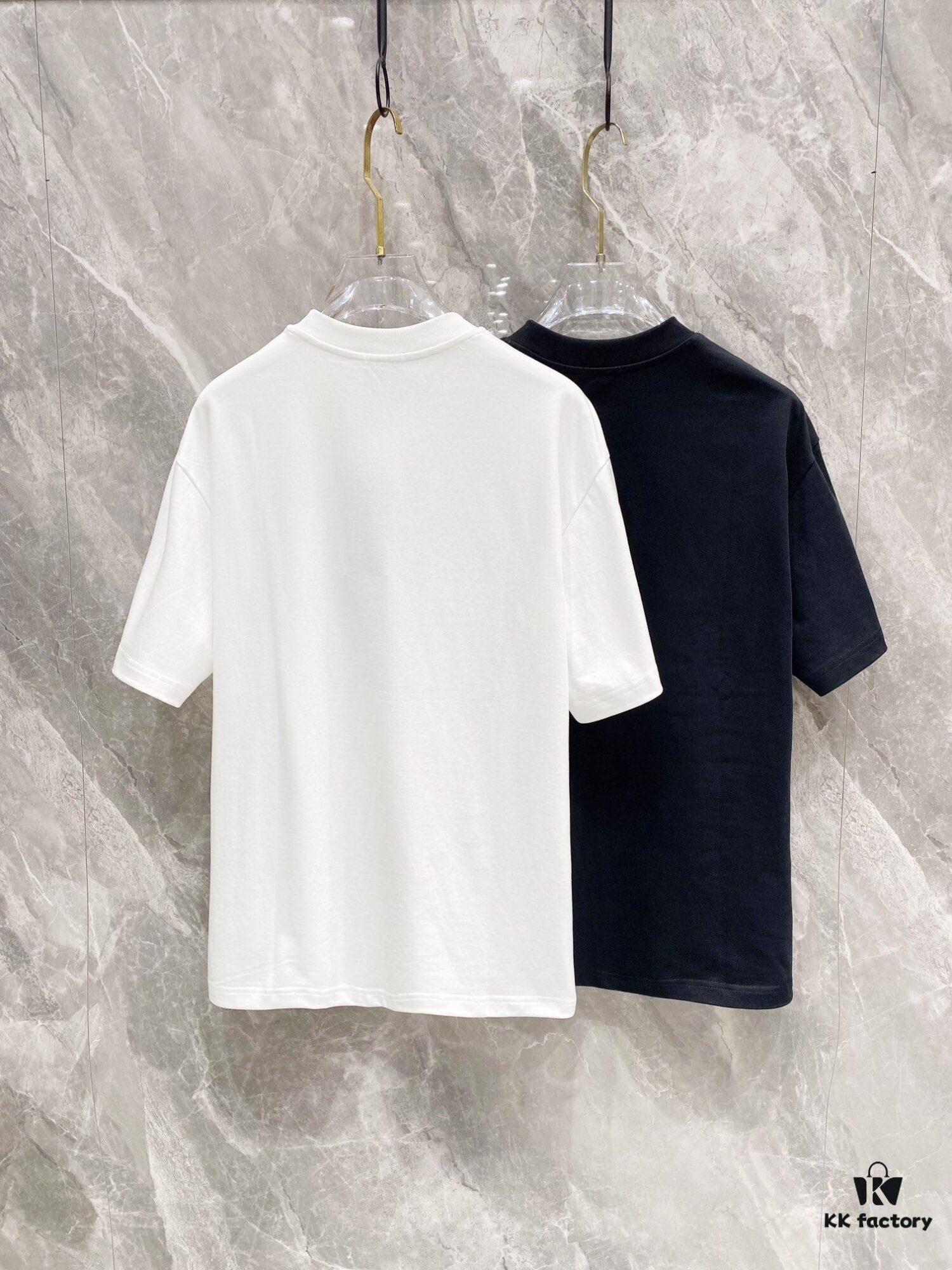 FENDI 25SS Spring Collection Classic New Arrival T-Shirt! Made from 260g high-weight pure cotton fabric for exceptional comfort. Featuring a minimalist design with a modern, stylish edge. Slightly oversized fit offers a relaxed, versatile silhouette perfect for various occasions. Ideal for shopping, gatherings, or casual wear, this T-shirt adds a touch of fashion and personality to your look.