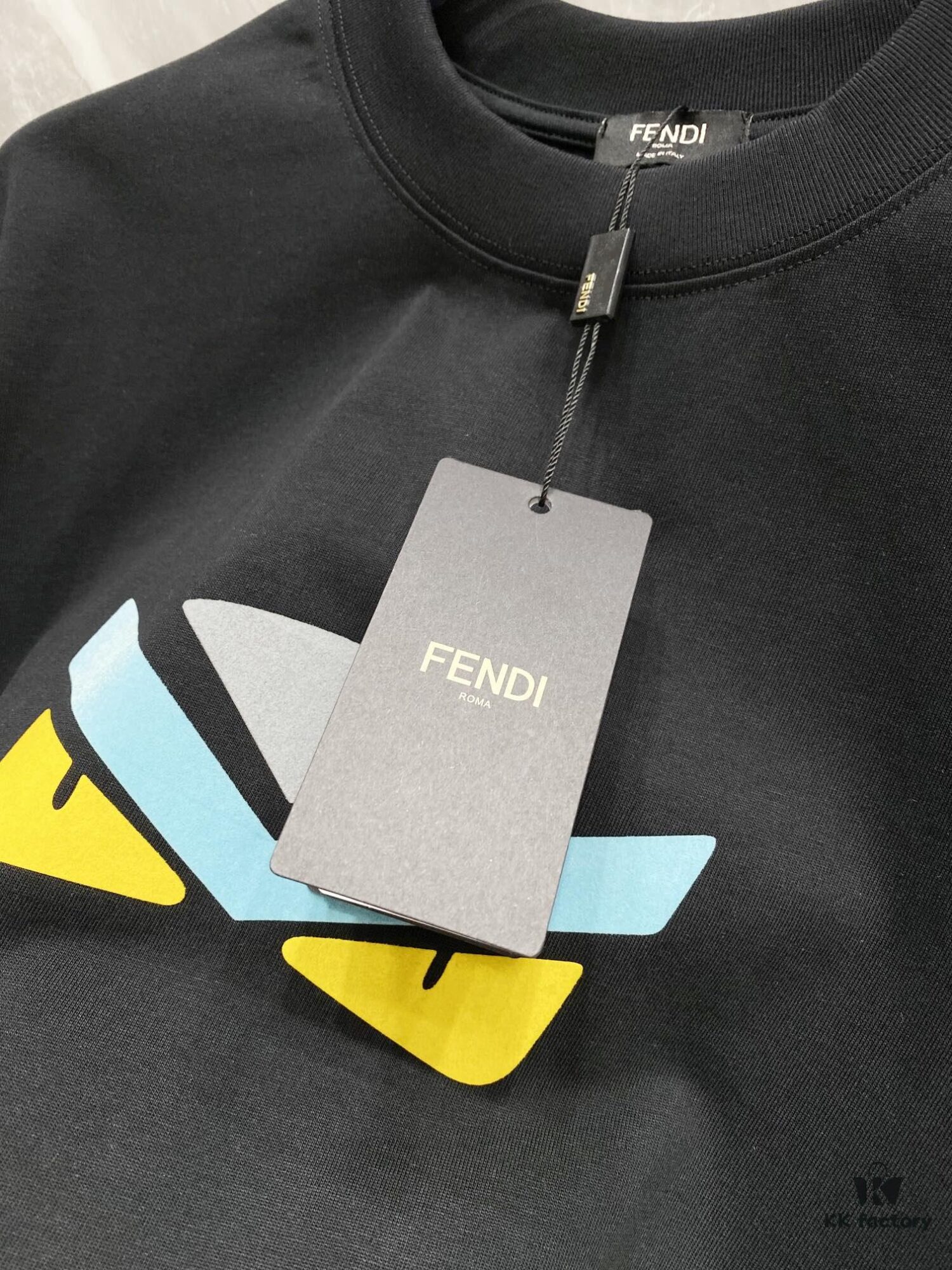 FENDI 25SS New Arrival Round Neck T-Shirt! A Must-Have for Fashion Enthusiasts! Custom 3D Rubber Logo on Chest, Classic Colorways with Stylish Appeal, Youthful and Energetic Design. Crafted from 280g High-Quality Cotton for Exceptional Comfort and Soft, Textured Handfeel.