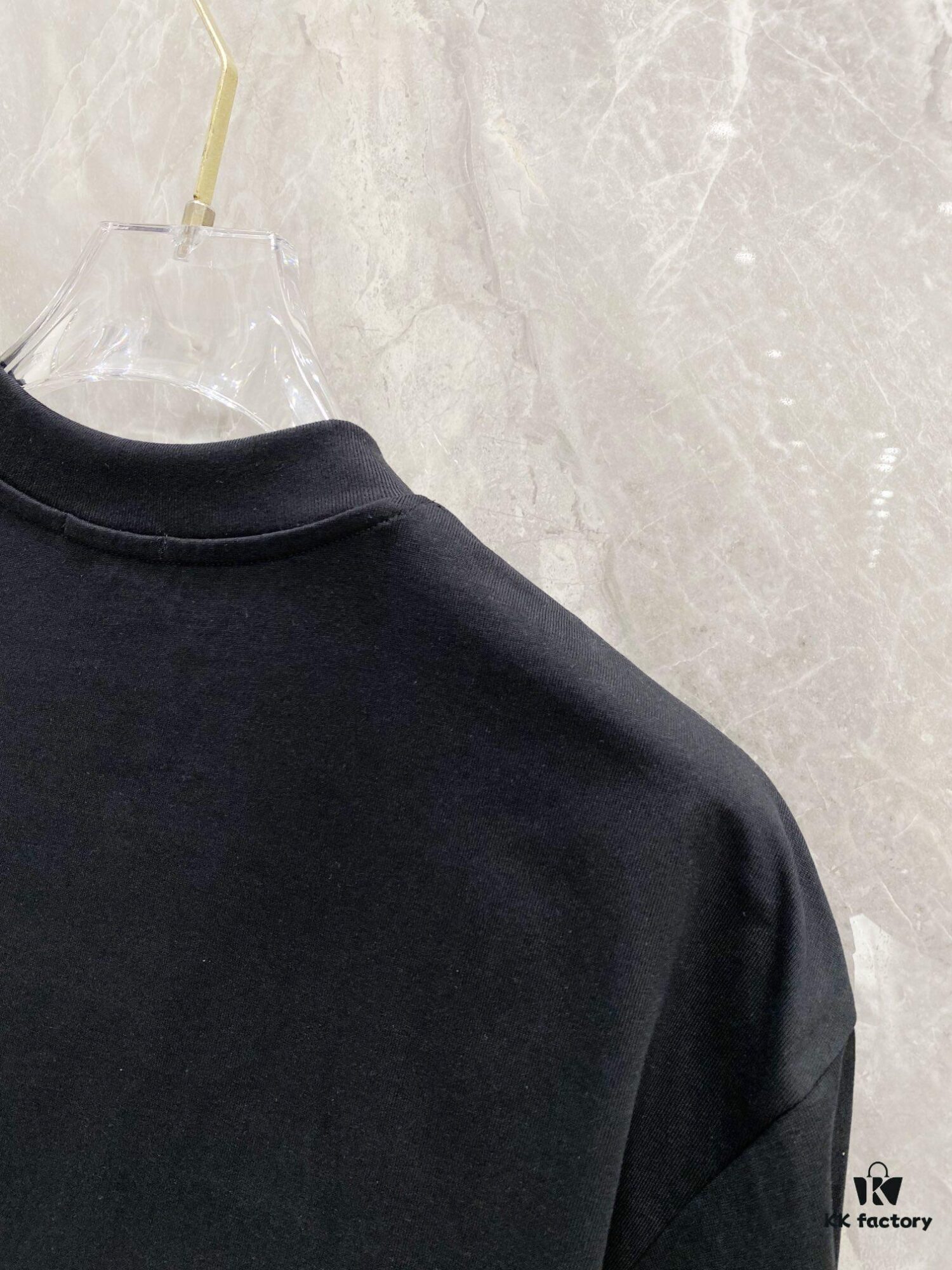 FENDI 25SS New Arrival Round Neck T-Shirt! A Must-Have for Fashion Enthusiasts! Custom 3D Rubber Logo on Chest, Classic Colorways with Stylish Appeal, Youthful and Energetic Design. Crafted from 280g High-Quality Cotton for Exceptional Comfort and Soft, Textured Handfeel.